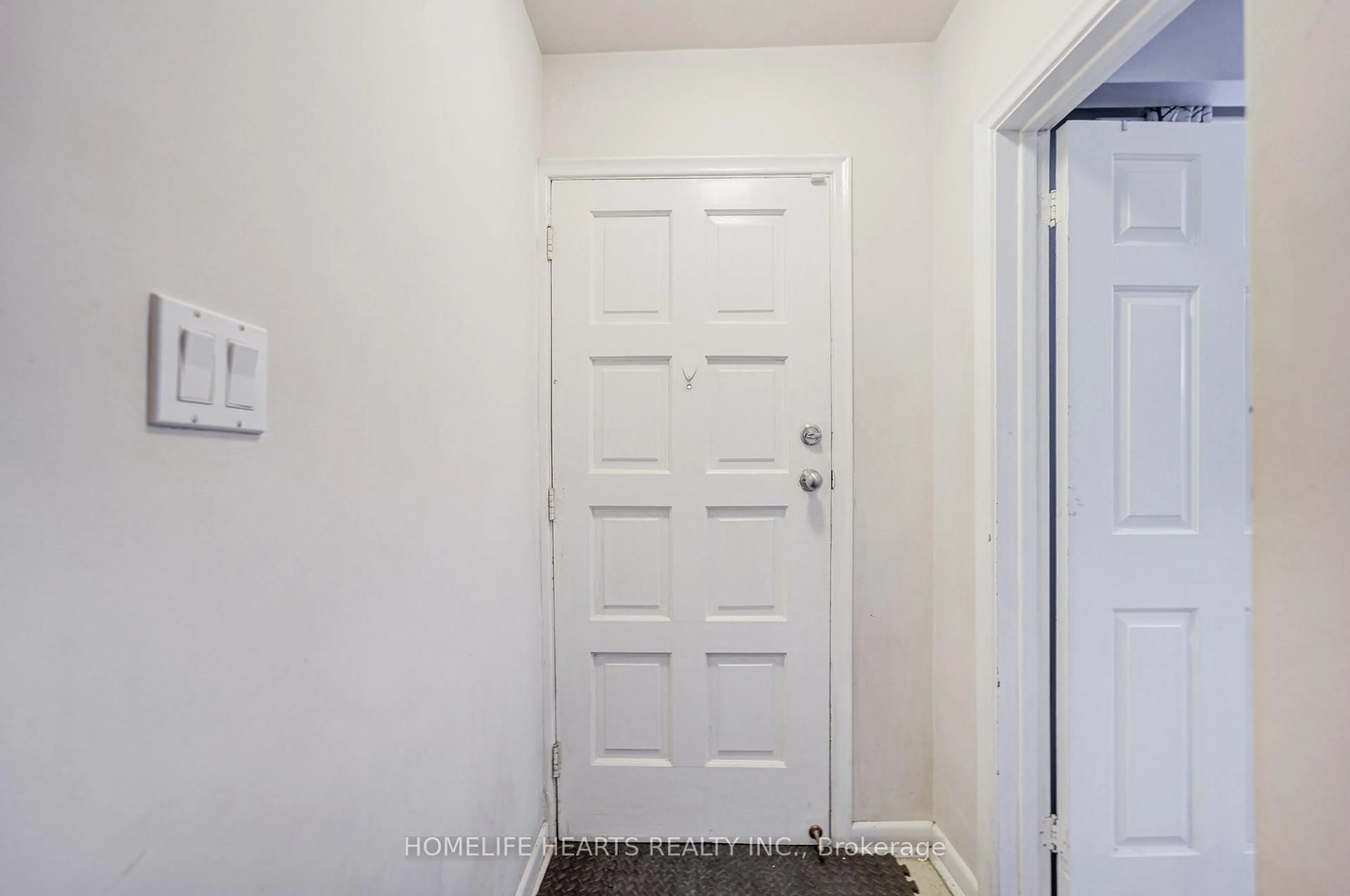 Indoor entryway for 23 Broadview Ave, Mississauga Ontario L5H 2S8