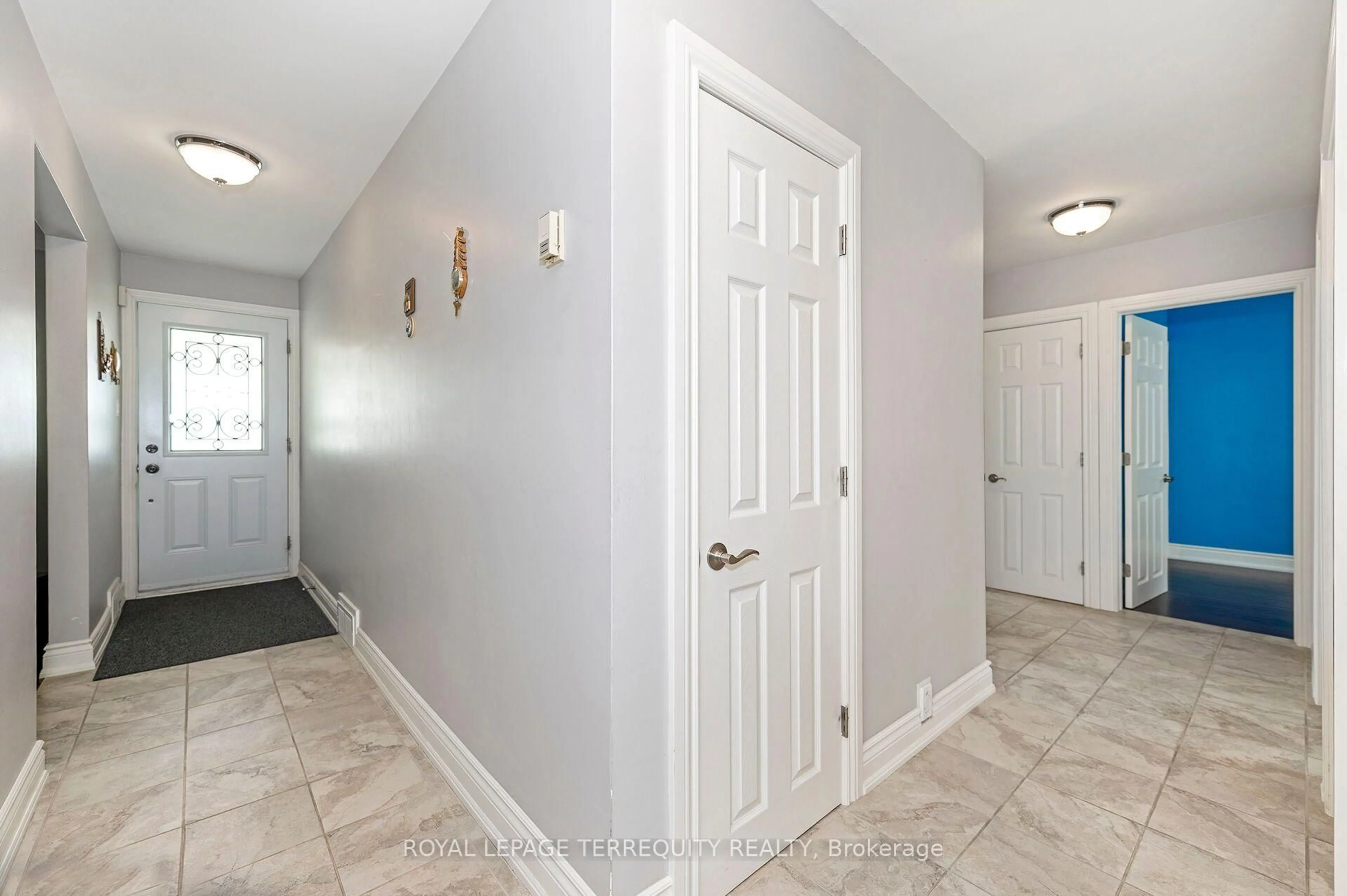 Indoor entryway for 19 Battersea Cres, Toronto Ontario M6L 1G7