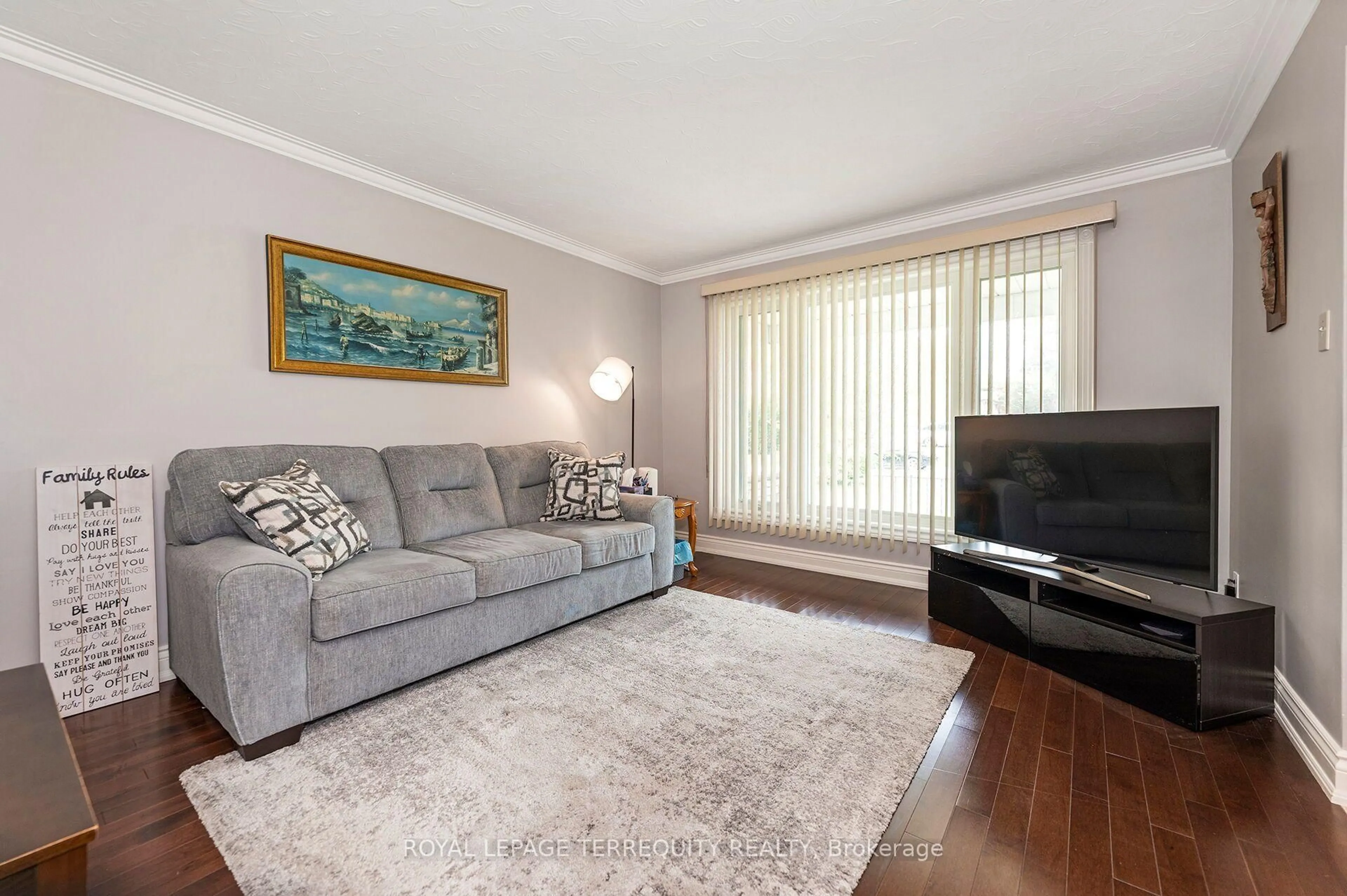 Living room with furniture, wood/laminate floor for 19 Battersea Cres, Toronto Ontario M6L 1G7