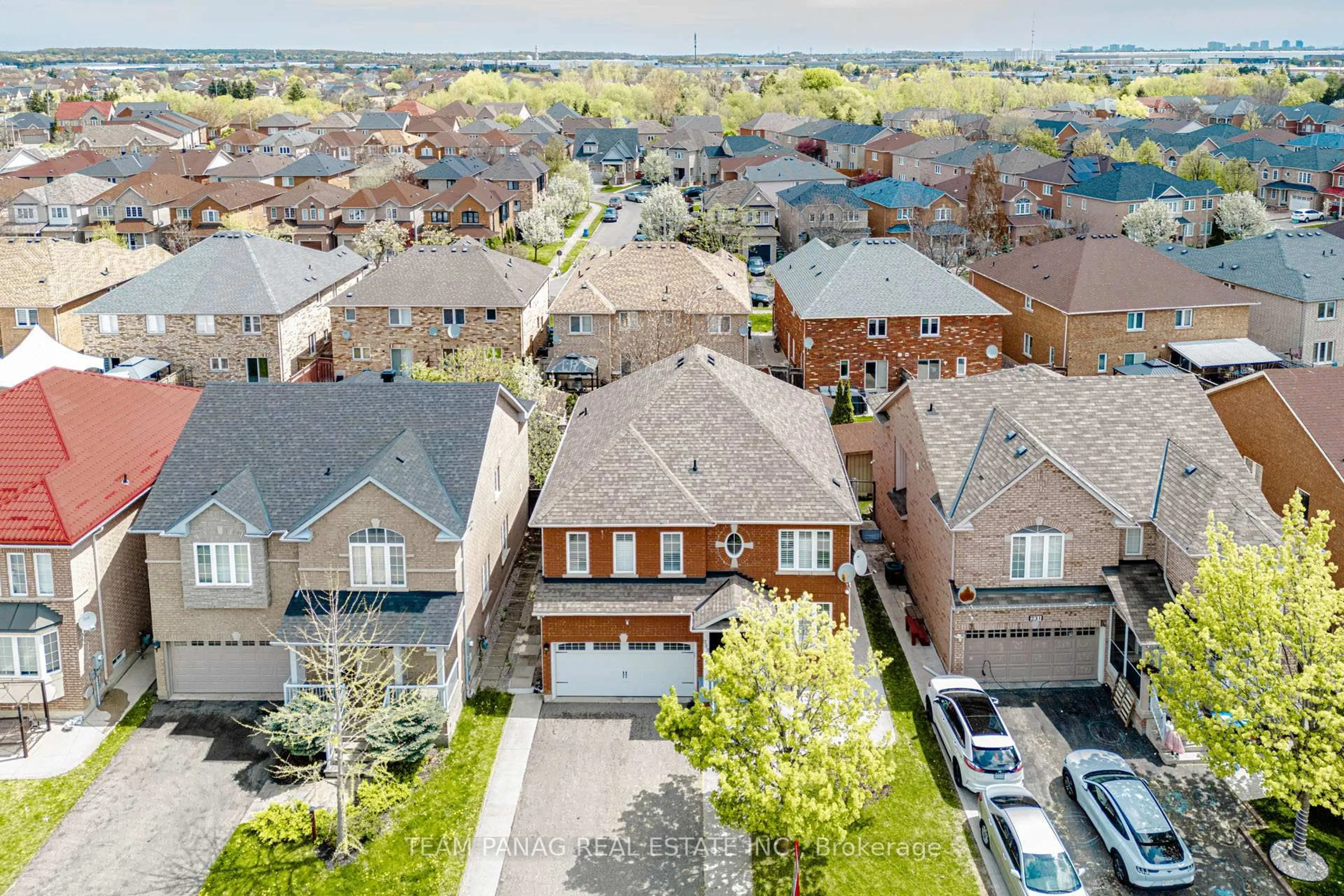 A pic from outside/outdoor area/front of a property/back of a property/a pic from drone, street for 233 Queen Mary Dr, Brampton Ontario L7A 3L3