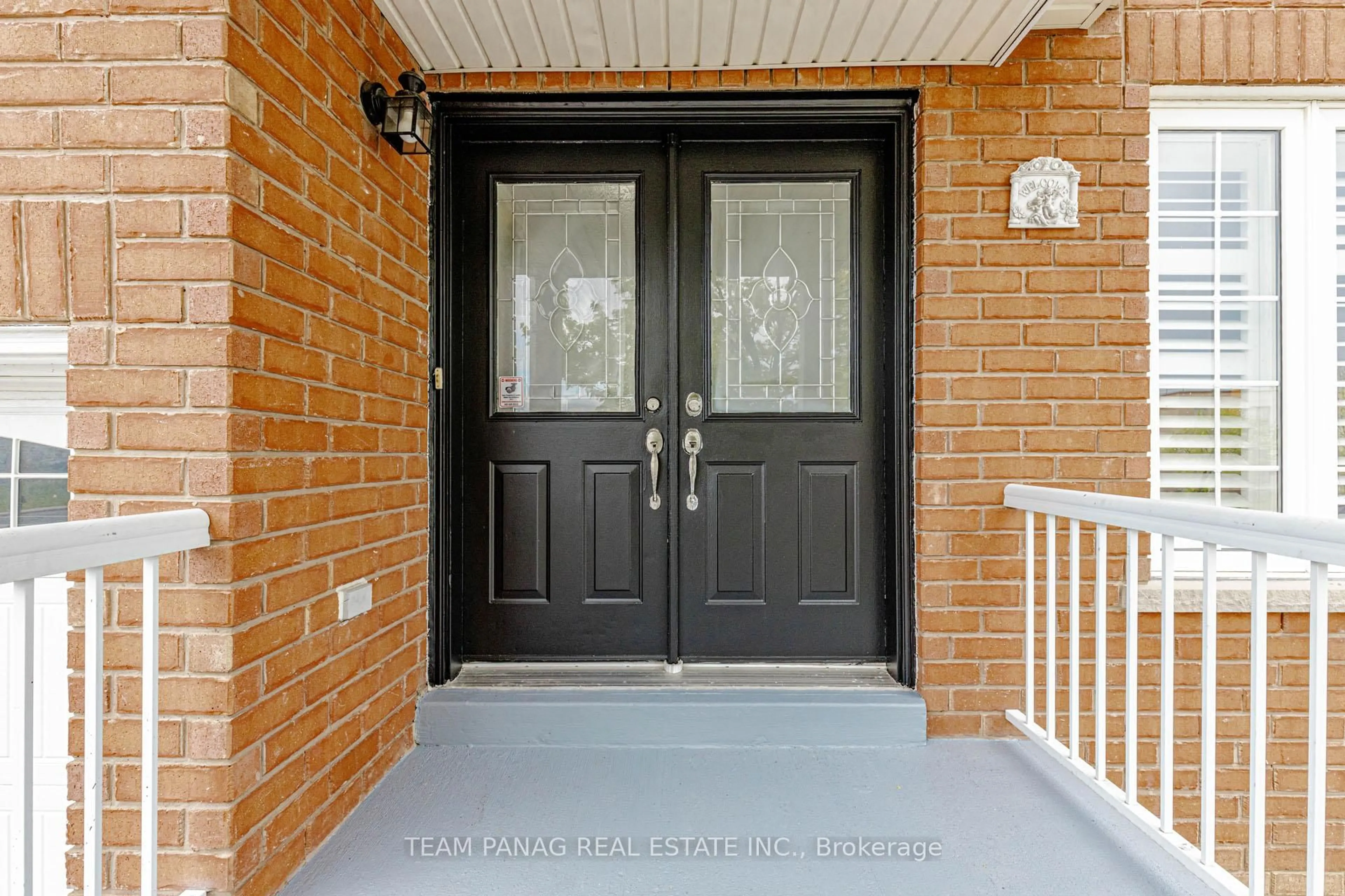 Indoor entryway for 233 Queen Mary Dr, Brampton Ontario L7A 3L3