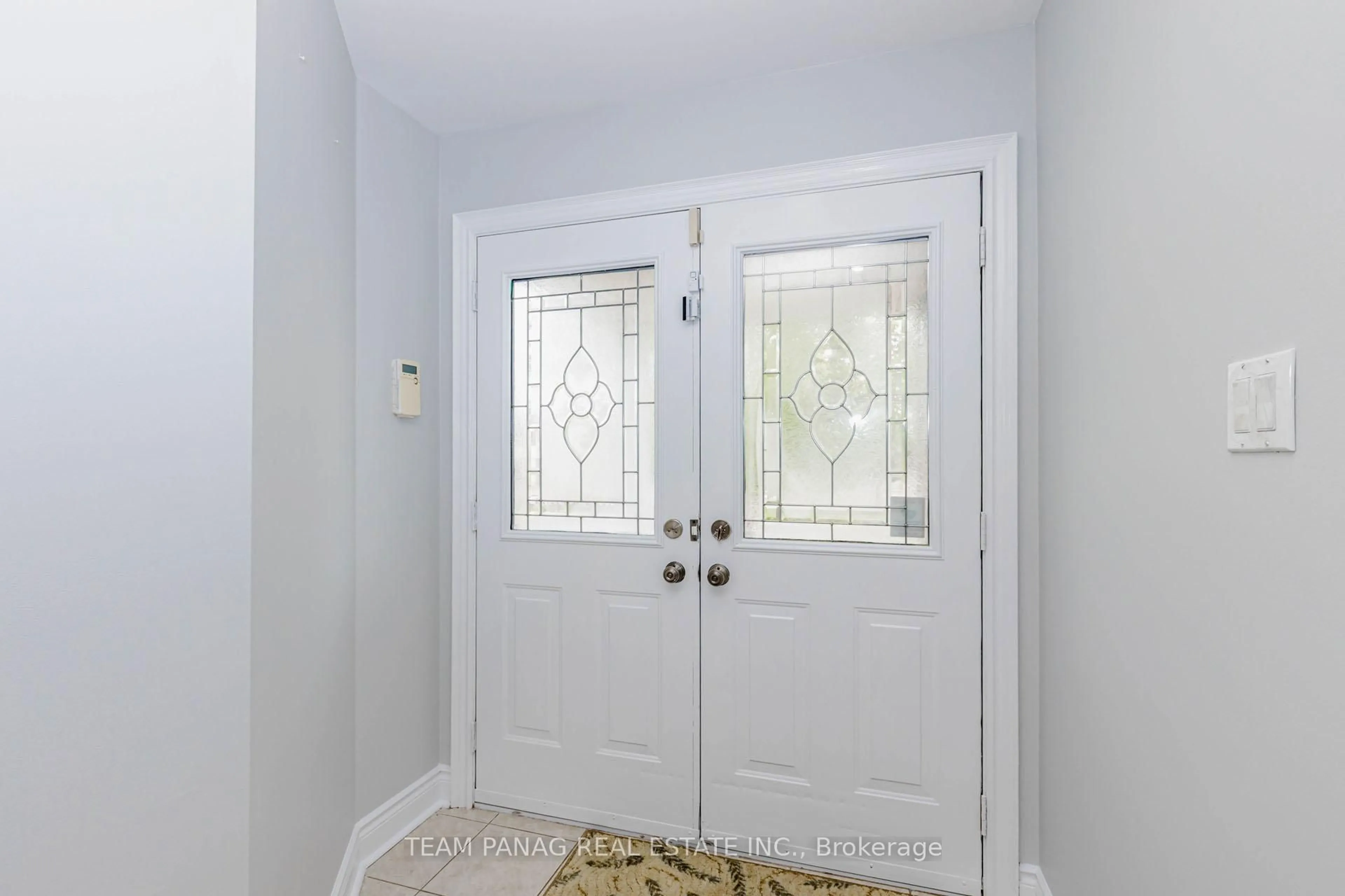 Indoor entryway for 233 Queen Mary Dr, Brampton Ontario L7A 3L3