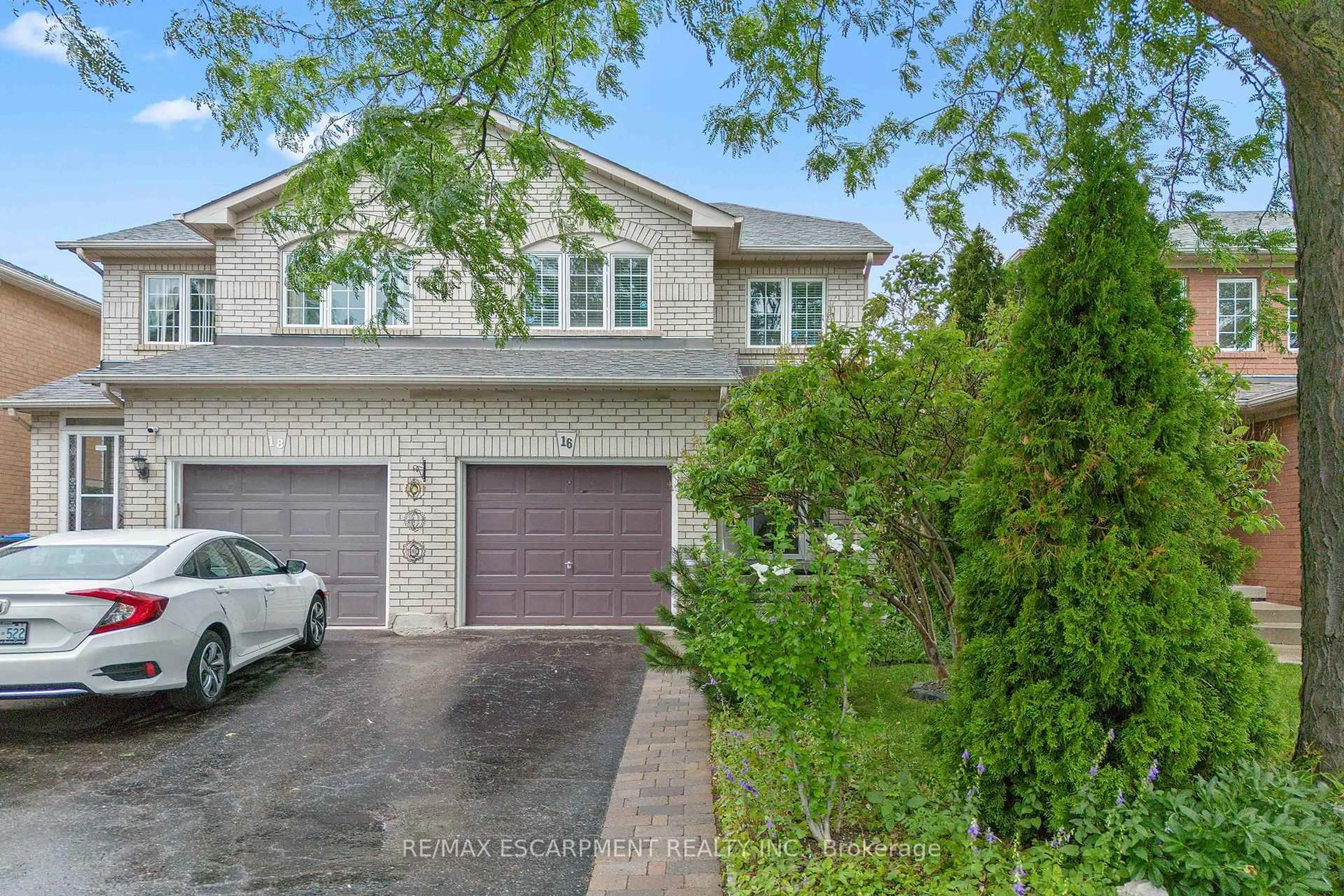 A pic from outside/outdoor area/front of a property/back of a property/a pic from drone, street for 16 Whiteface Cres, Brampton Ontario L6X 4W6