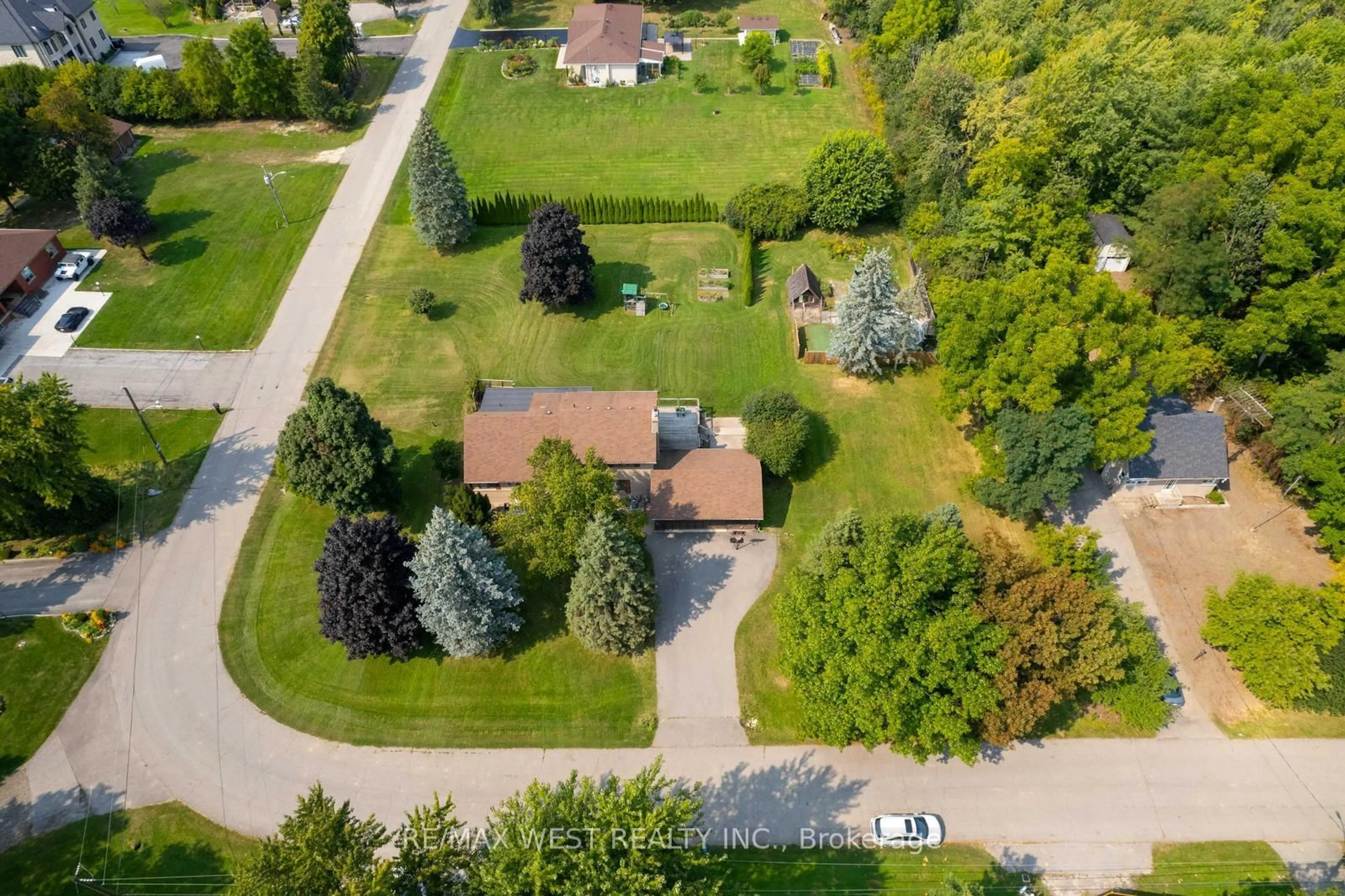A pic from outside/outdoor area/front of a property/back of a property/a pic from drone, street for 45 Marysfield Dr, Brampton Ontario L6P 0J2