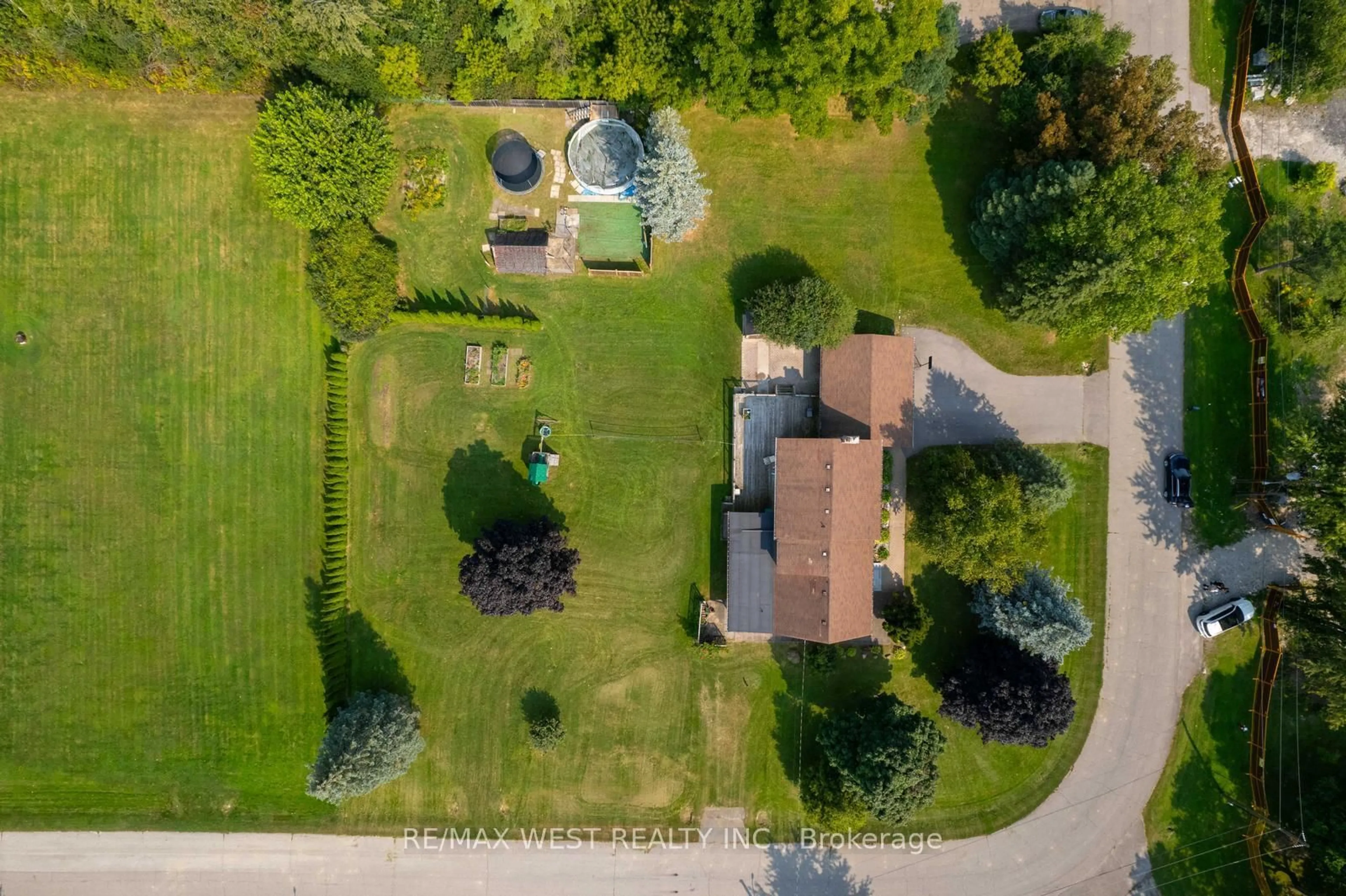 A pic from outside/outdoor area/front of a property/back of a property/a pic from drone, street for 45 Marysfield Dr, Brampton Ontario L6P 0J2