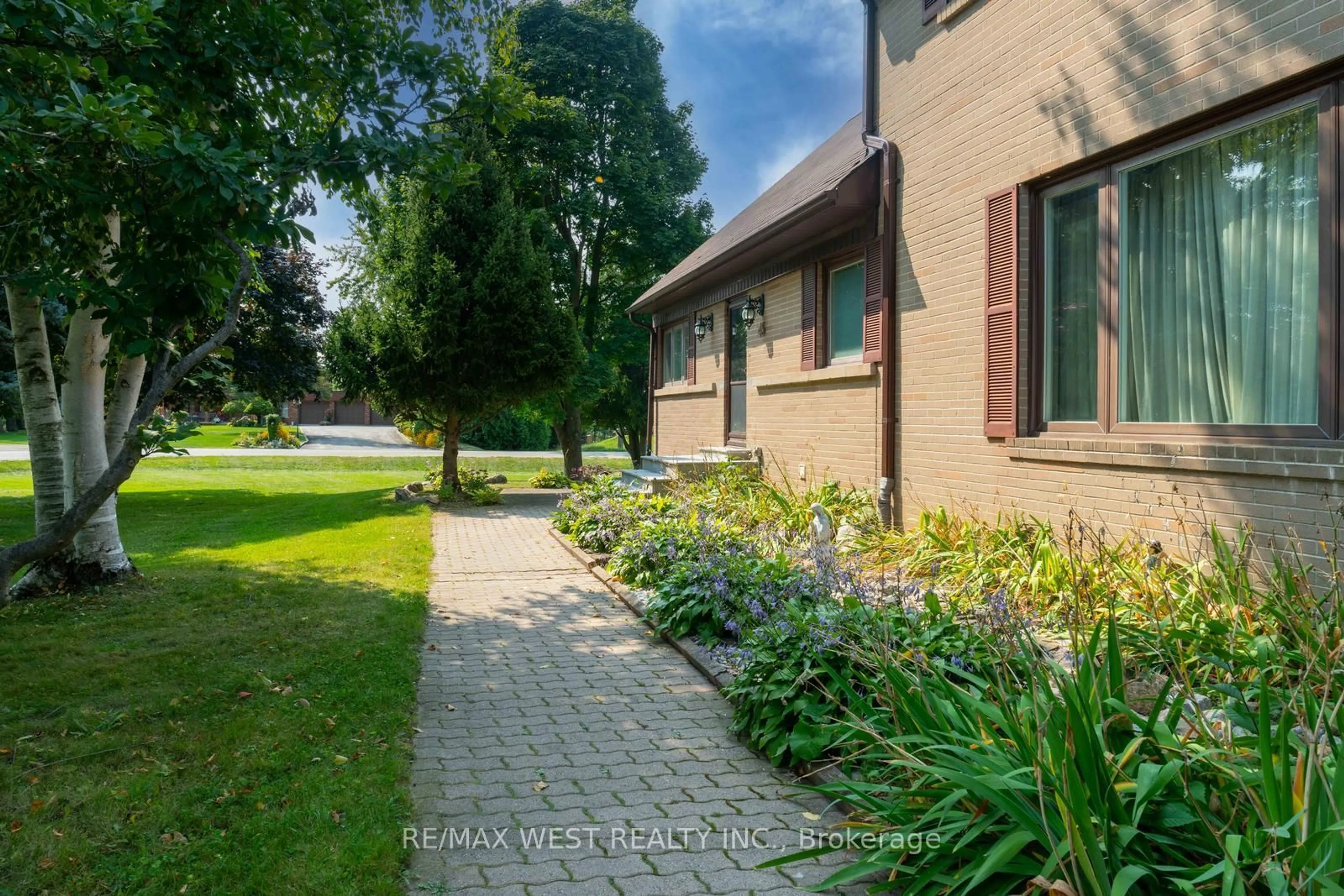 A pic from outside/outdoor area/front of a property/back of a property/a pic from drone, street for 45 Marysfield Dr, Brampton Ontario L6P 0J2