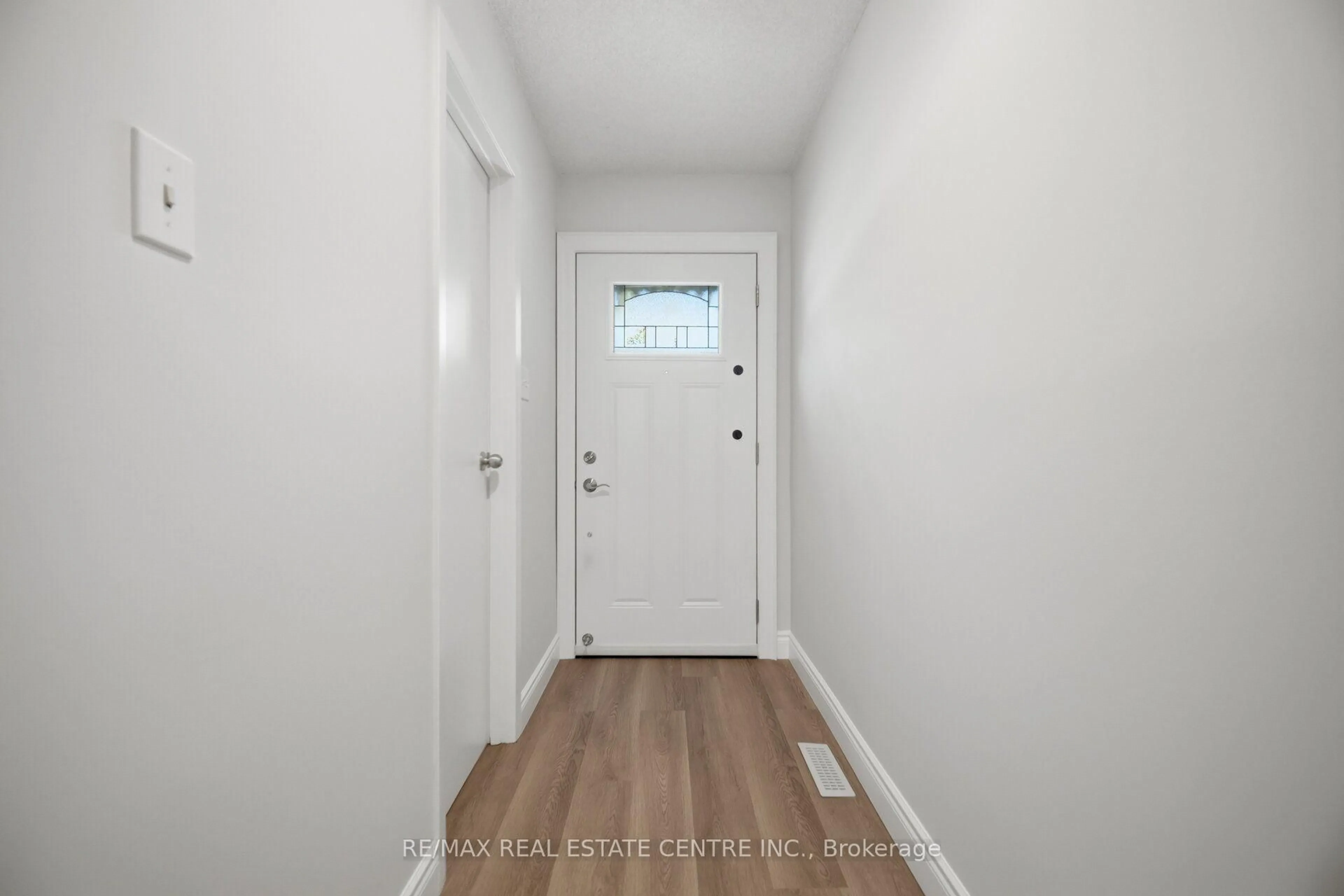 Indoor entryway for 1951 Rathburn Rd #177, Mississauga Ontario L4W 2N9