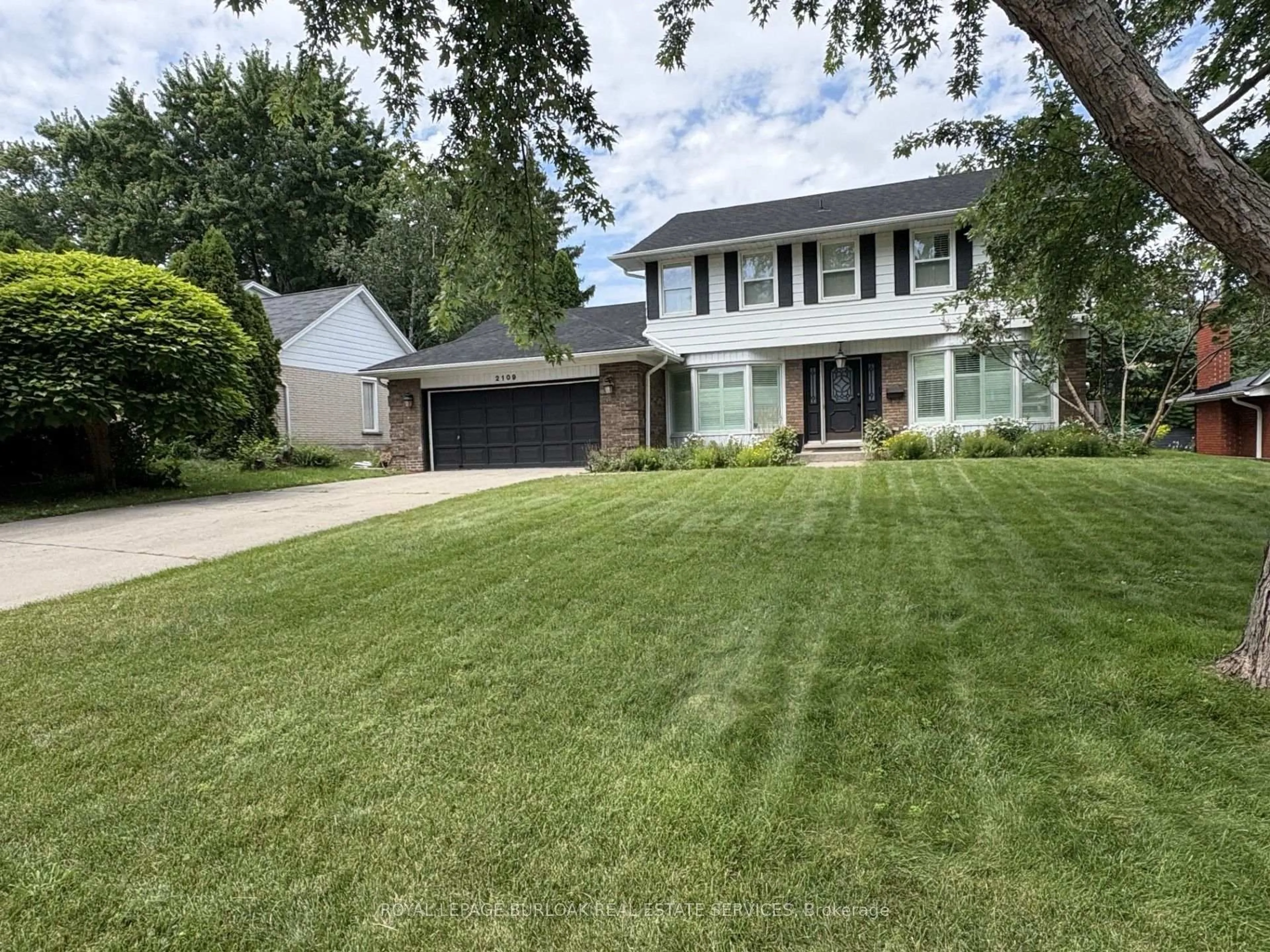 Home with vinyl exterior material, street for 2109 Agincourt Cres, Burlington Ontario L7P 1P3