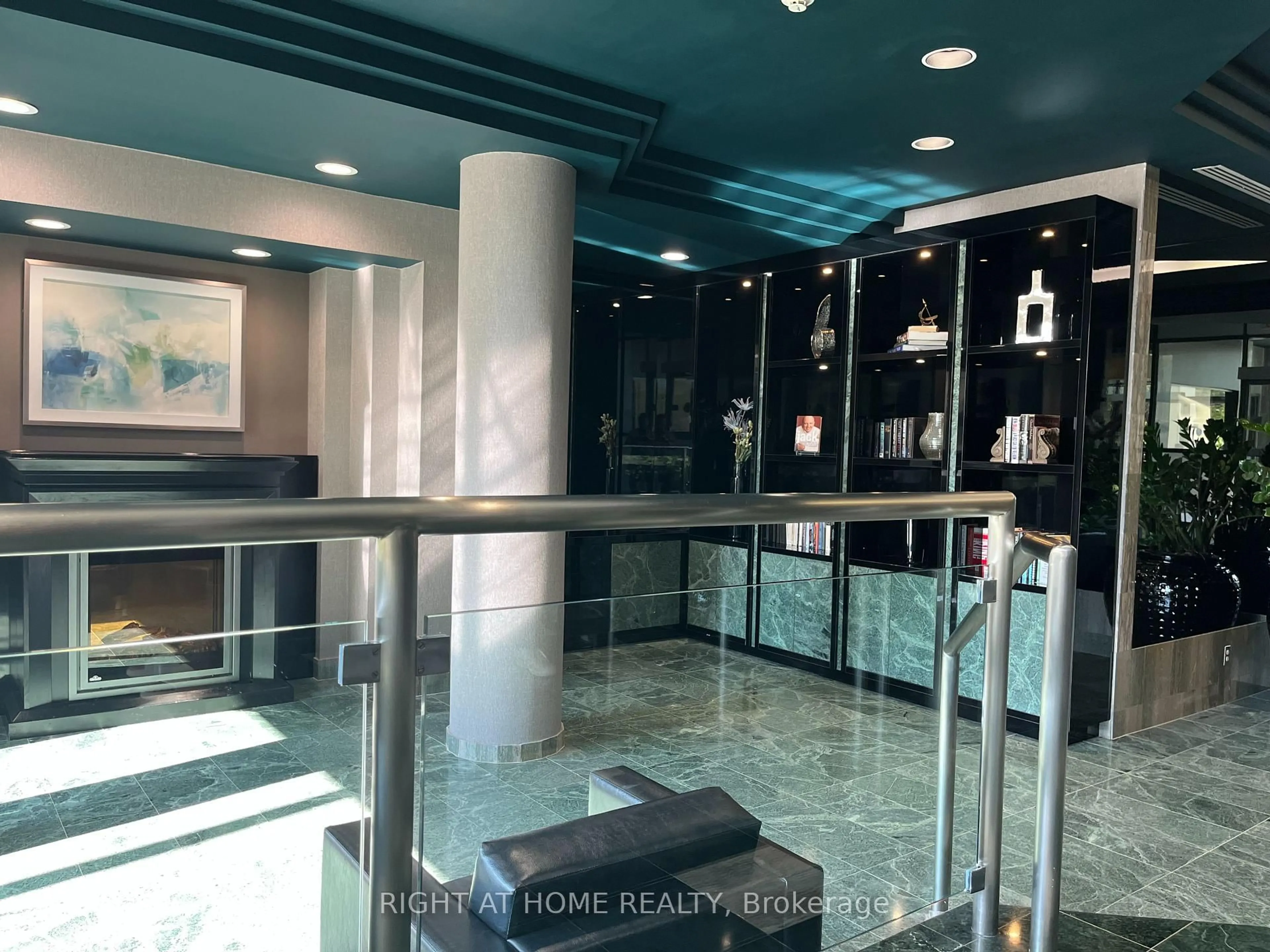 Indoor foyer for 4450 Tucana Crt #1003, Mississauga Ontario L5R 3R4