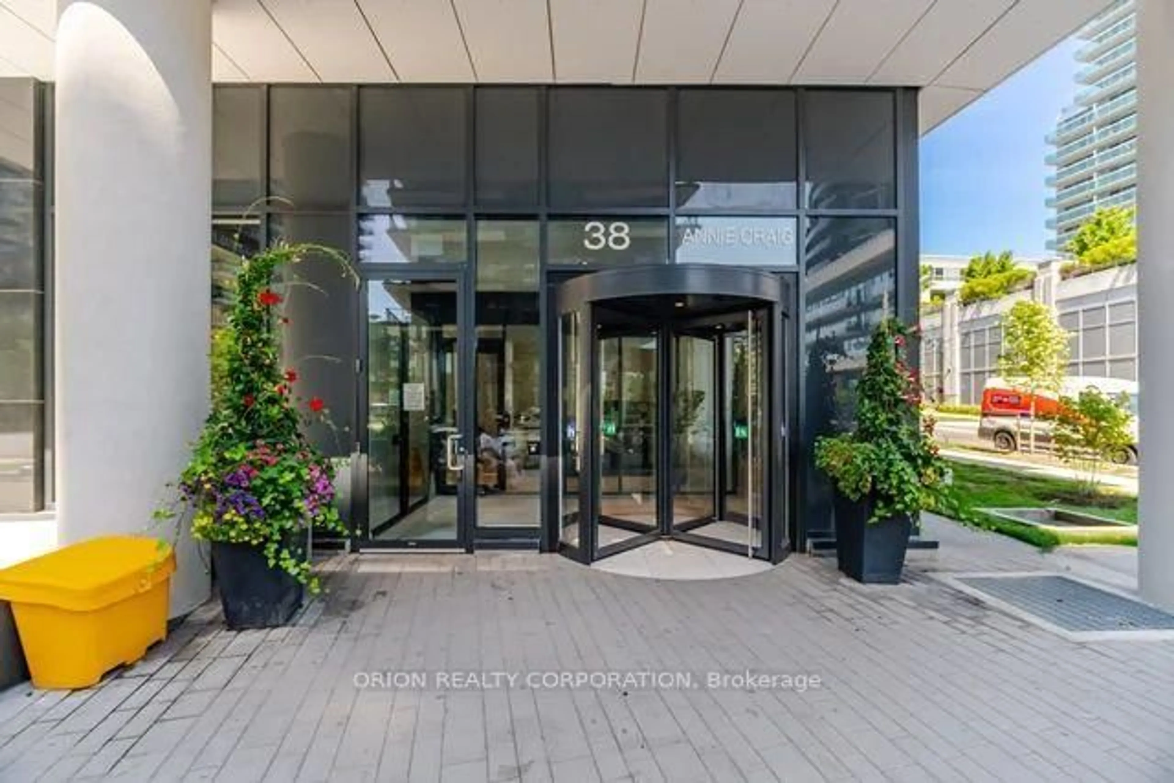 Indoor foyer for 38 Annie Craig Dr #3605, Toronto Ontario M8V 0A8