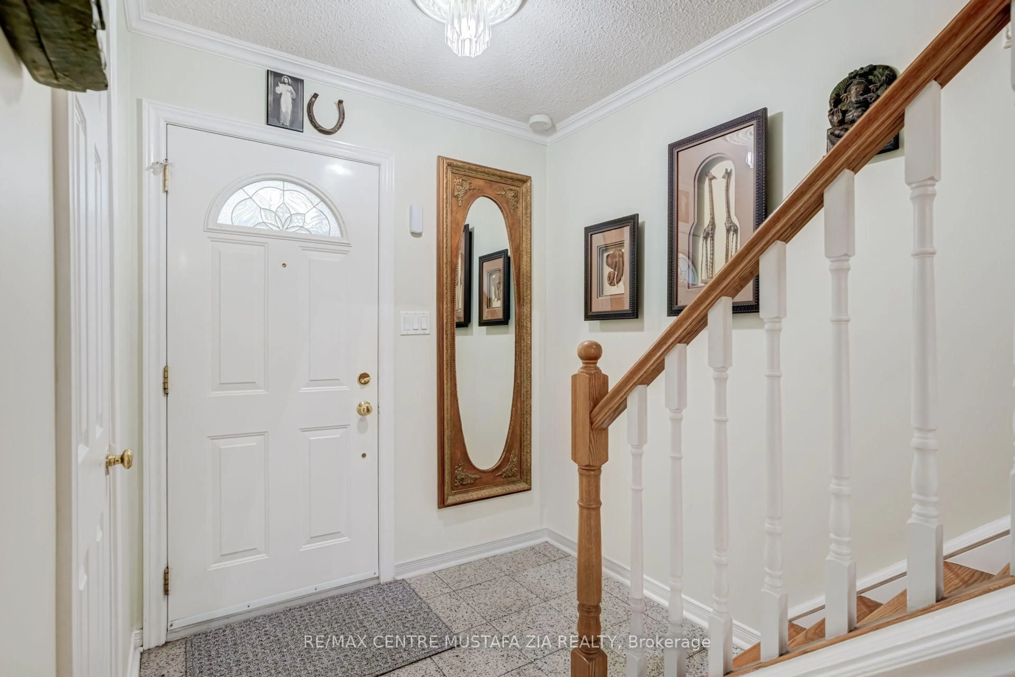 Indoor entryway for 2440 Bromsgrove Rd #100, Mississauga Ontario L5J 4J7
