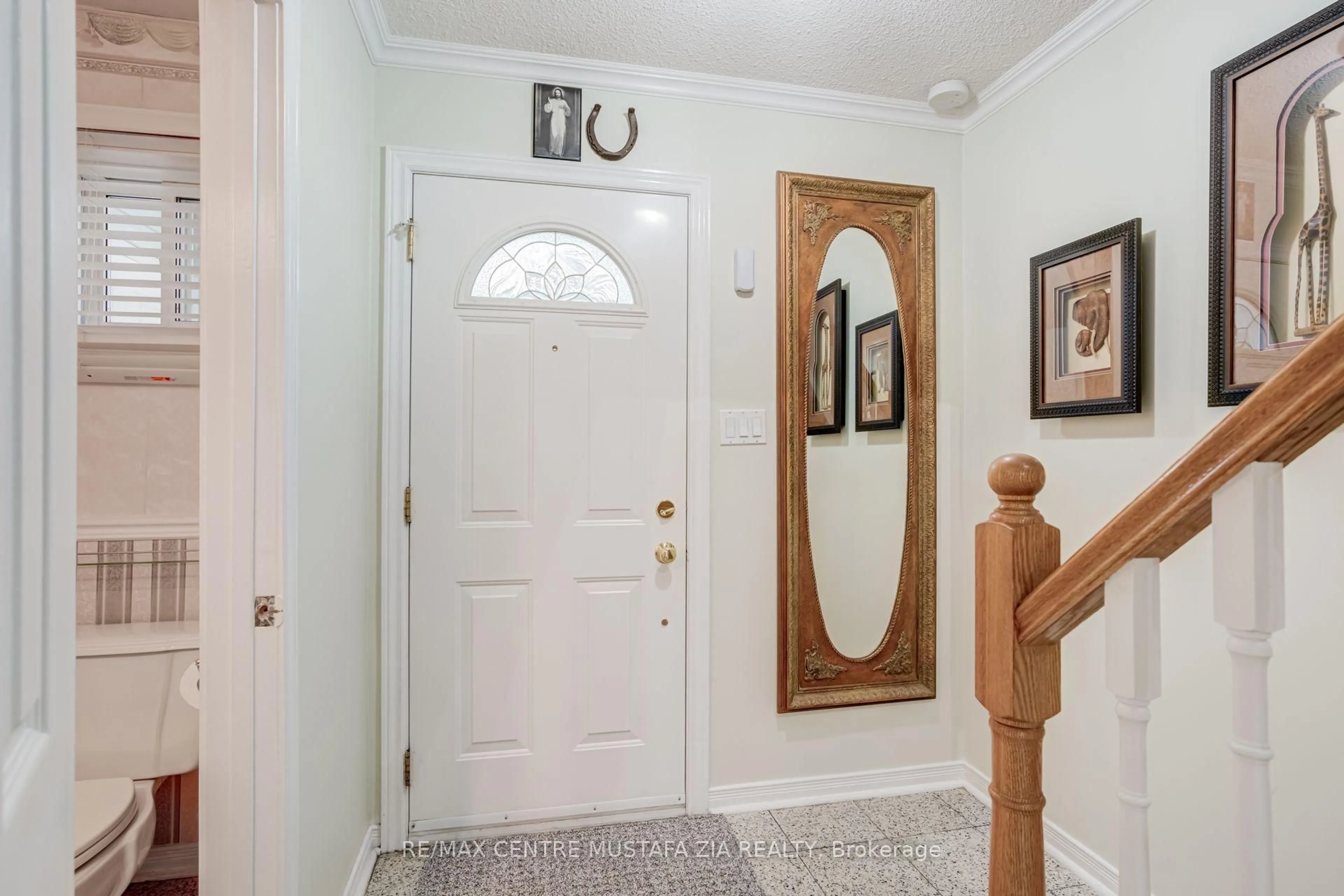 Indoor entryway for 2440 Bromsgrove Rd #100, Mississauga Ontario L5J 4J7