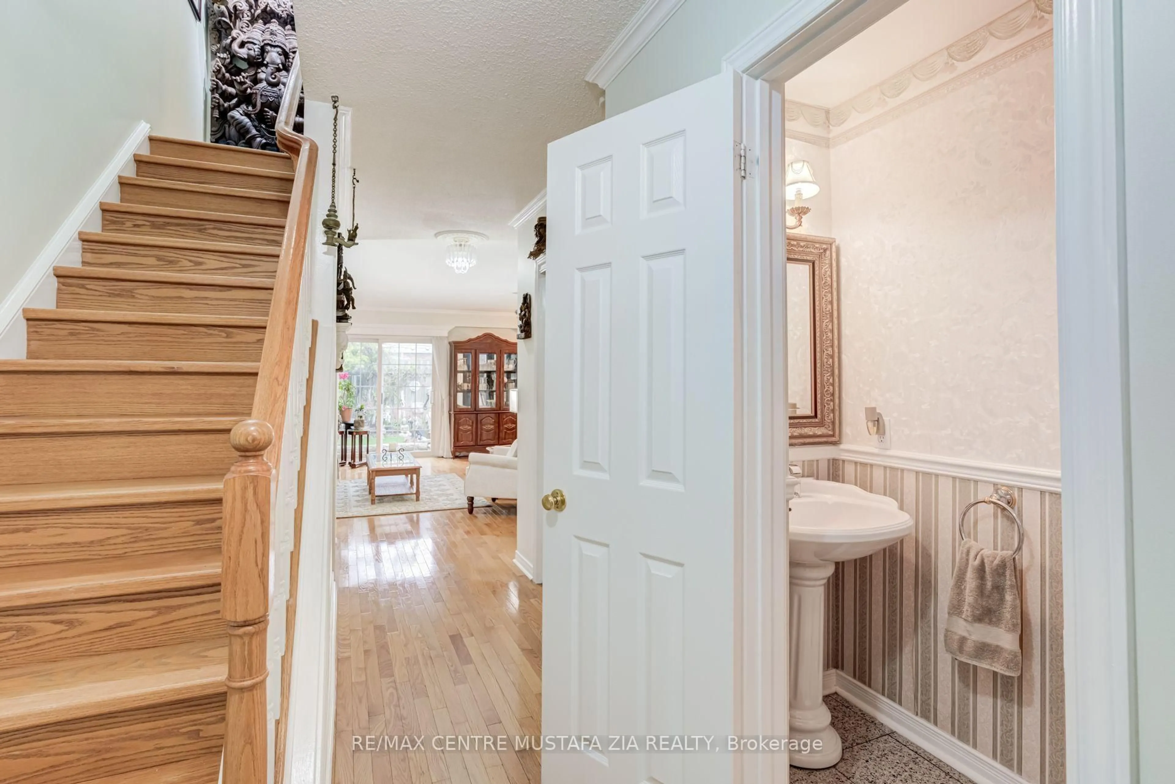Indoor entryway for 2440 Bromsgrove Rd #100, Mississauga Ontario L5J 4J7