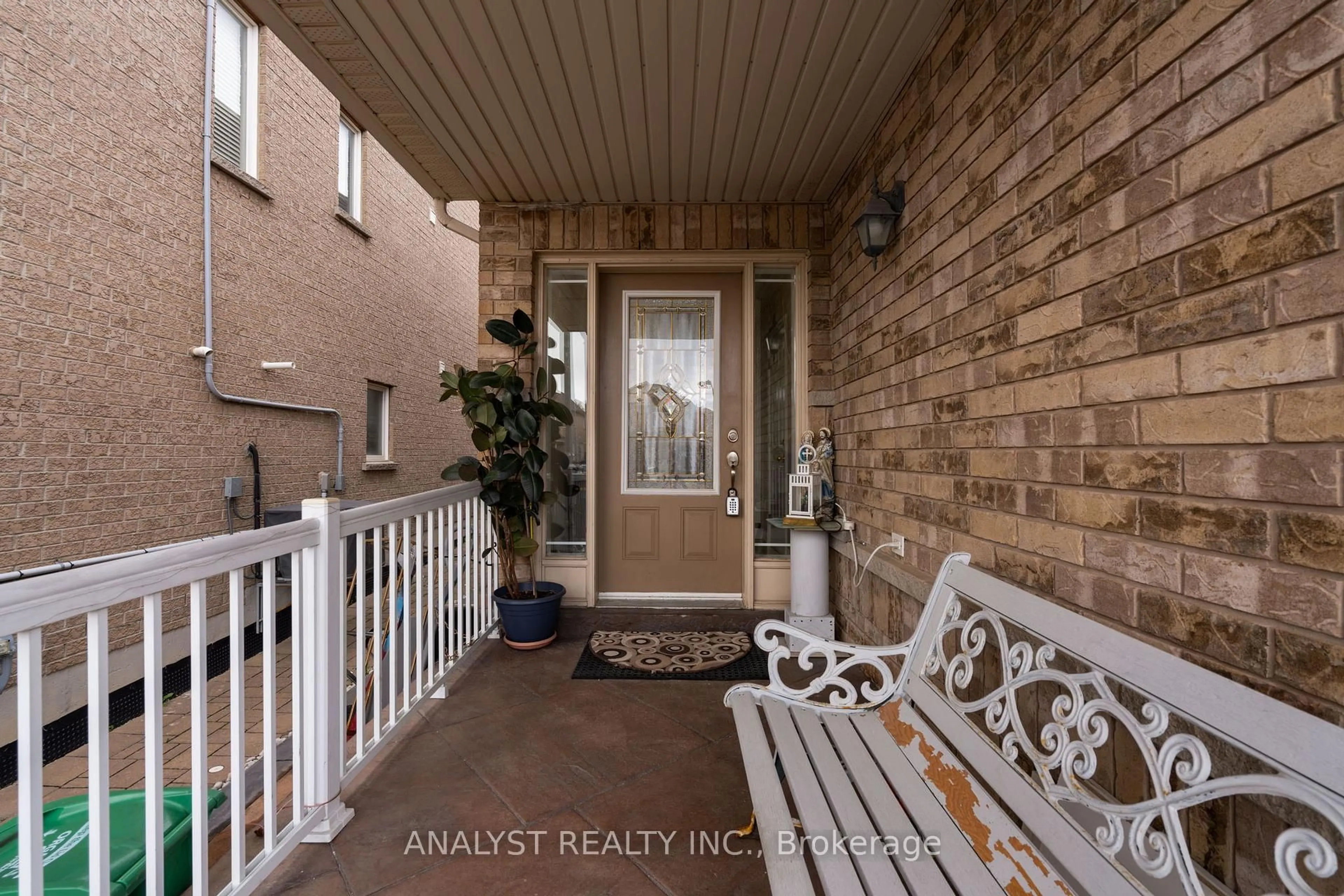 Indoor entryway for 58 Saint Grace Crt, Brampton Ontario L6P 3B9
