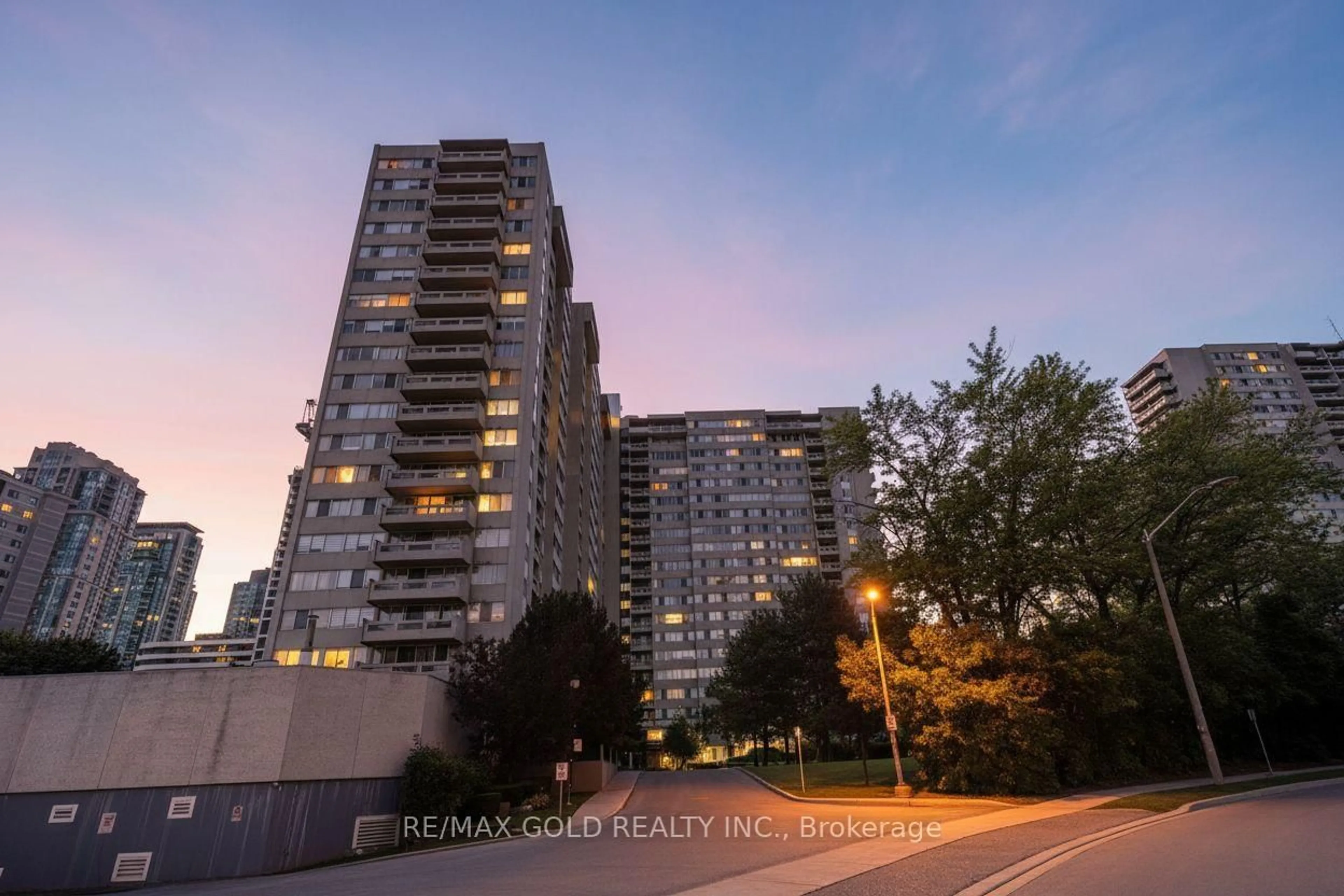 Blurry image for 3590 Kaneff Cres #1913, Mississauga Ontario L5A 3X3