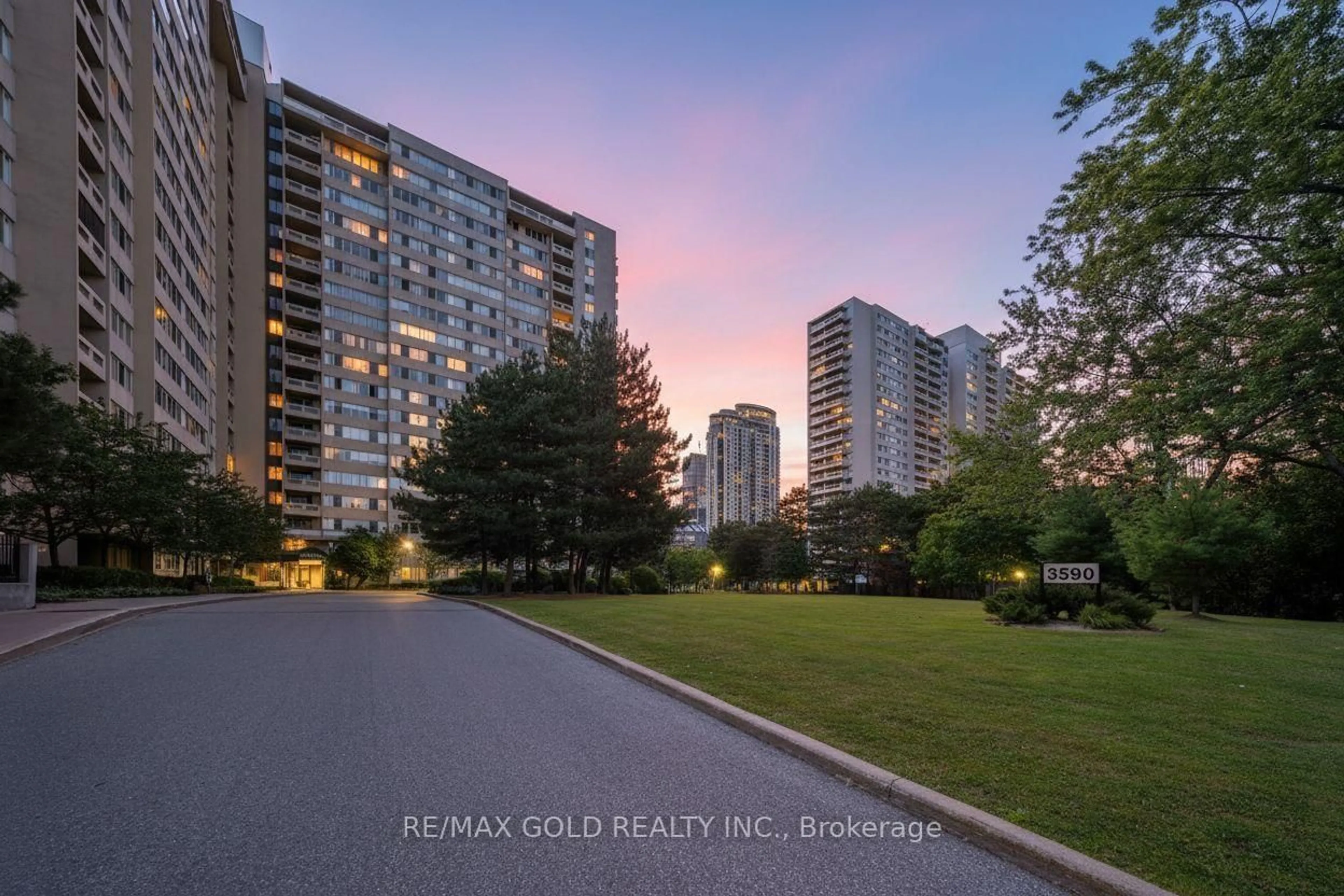A pic from outside/outdoor area/front of a property/back of a property/a pic from drone, city buildings view from balcony for 3590 Kaneff Cres #1913, Mississauga Ontario L5A 3X3