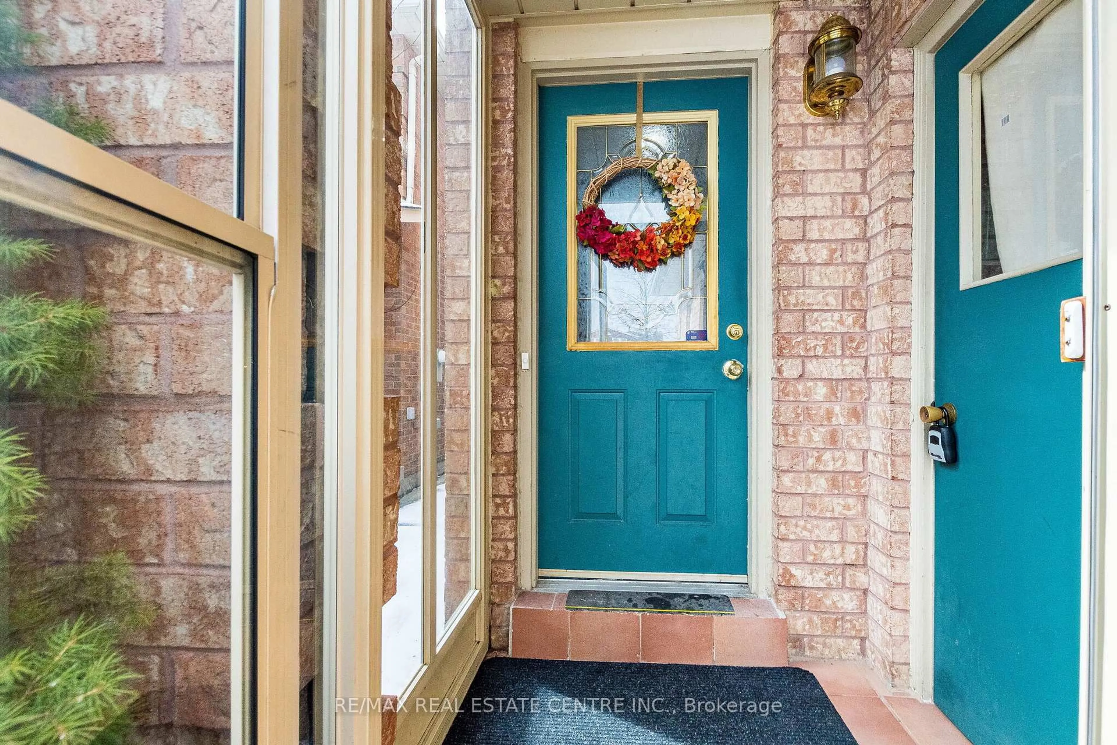 Indoor entryway for 82 Candy Cres, Brampton Ontario L6X 3Z9