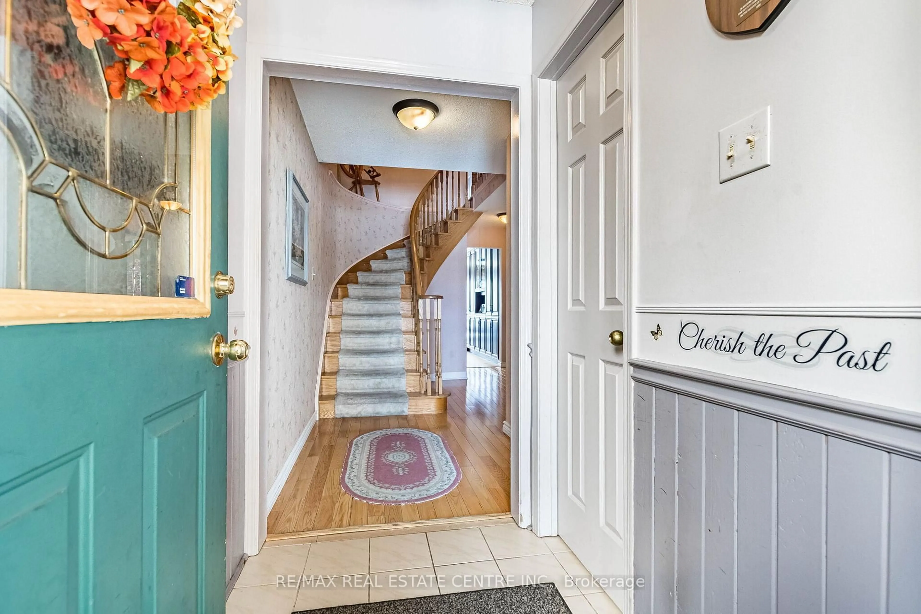 Indoor entryway for 82 Candy Cres, Brampton Ontario L6X 3Z9