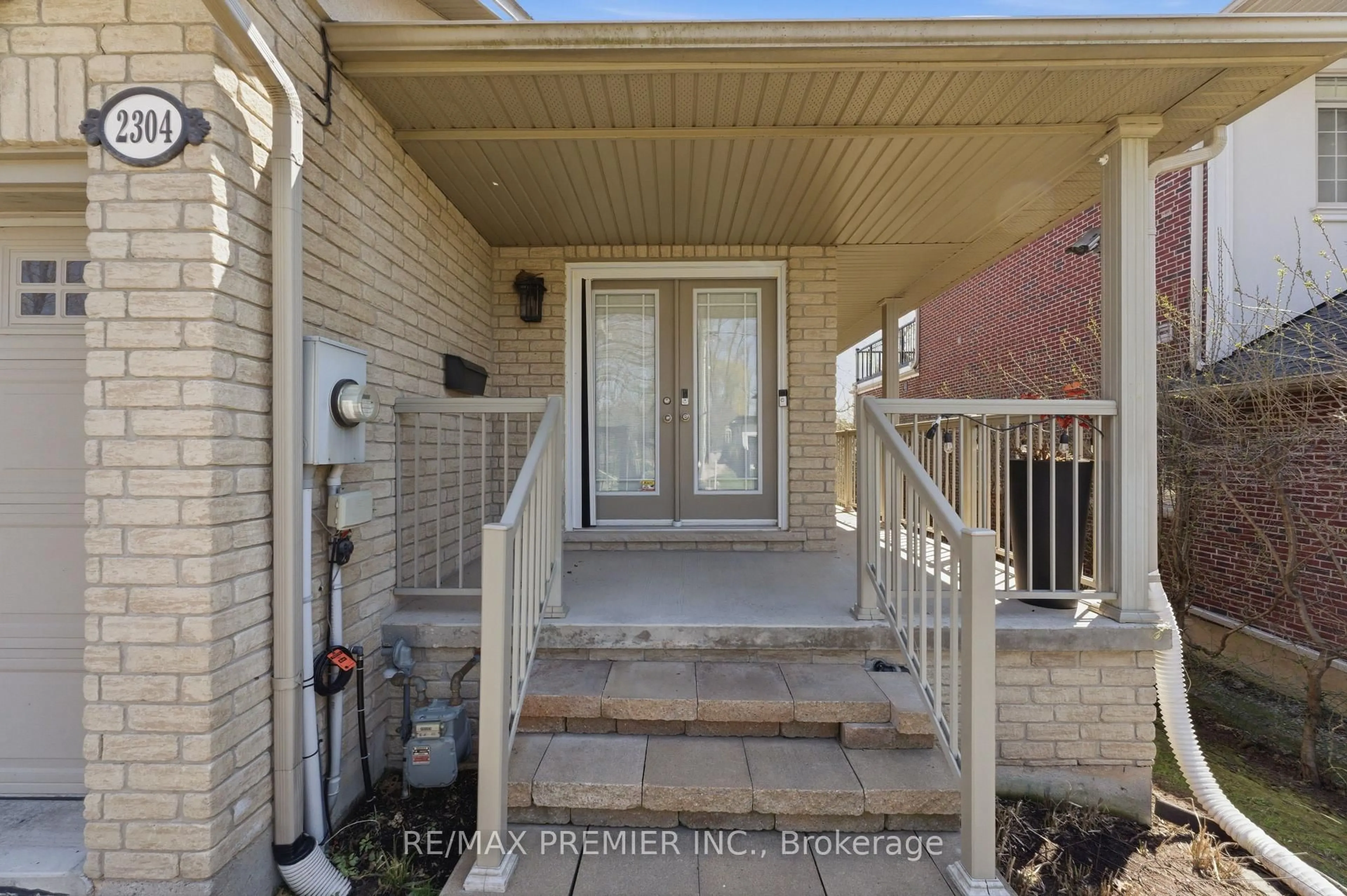 Indoor entryway for 2304 Sovereign St, Oakville Ontario L6L 1L6