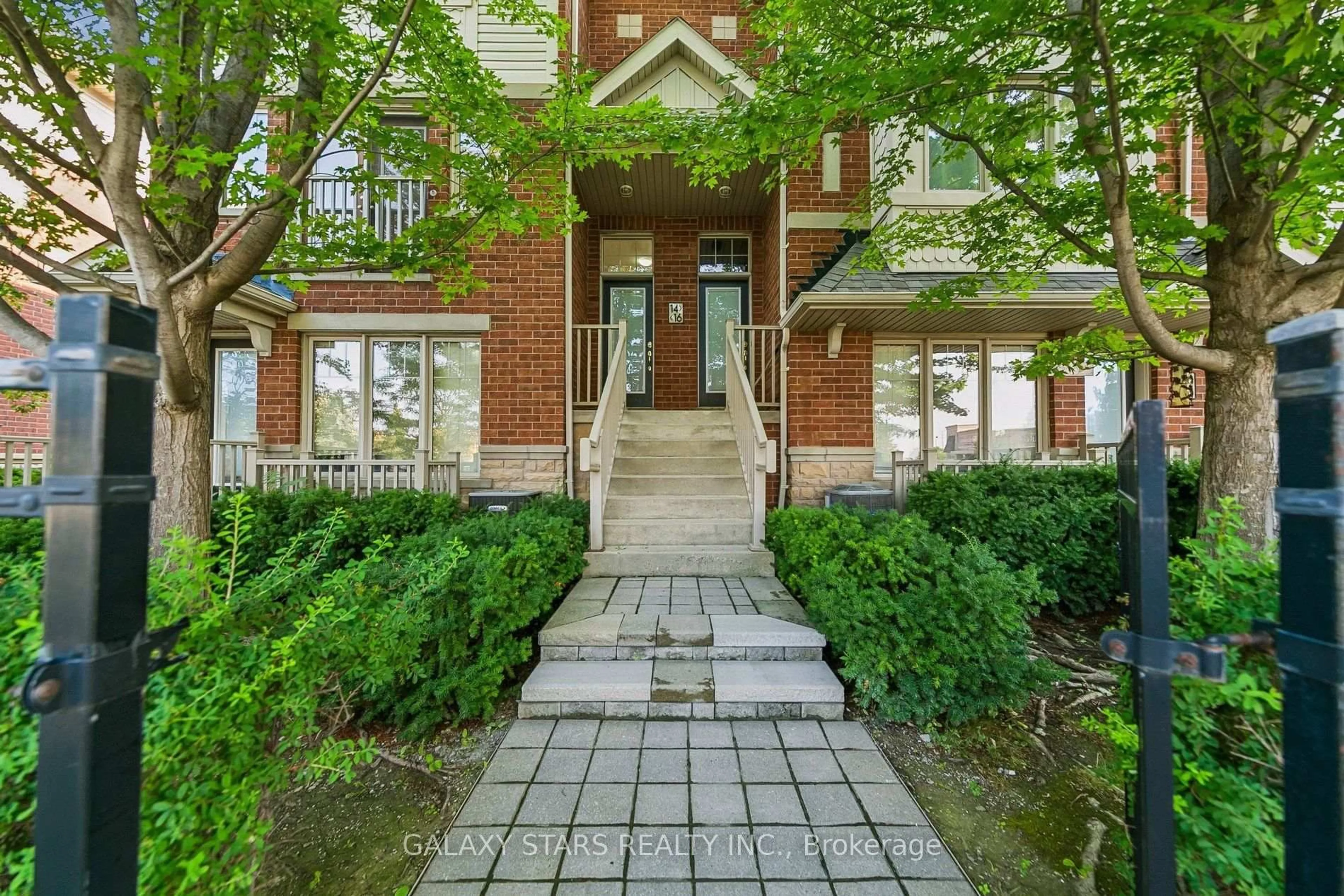 Home with brick exterior material, street for 5725 Tenth Line #16, Mississauga Ontario L5W 0P7