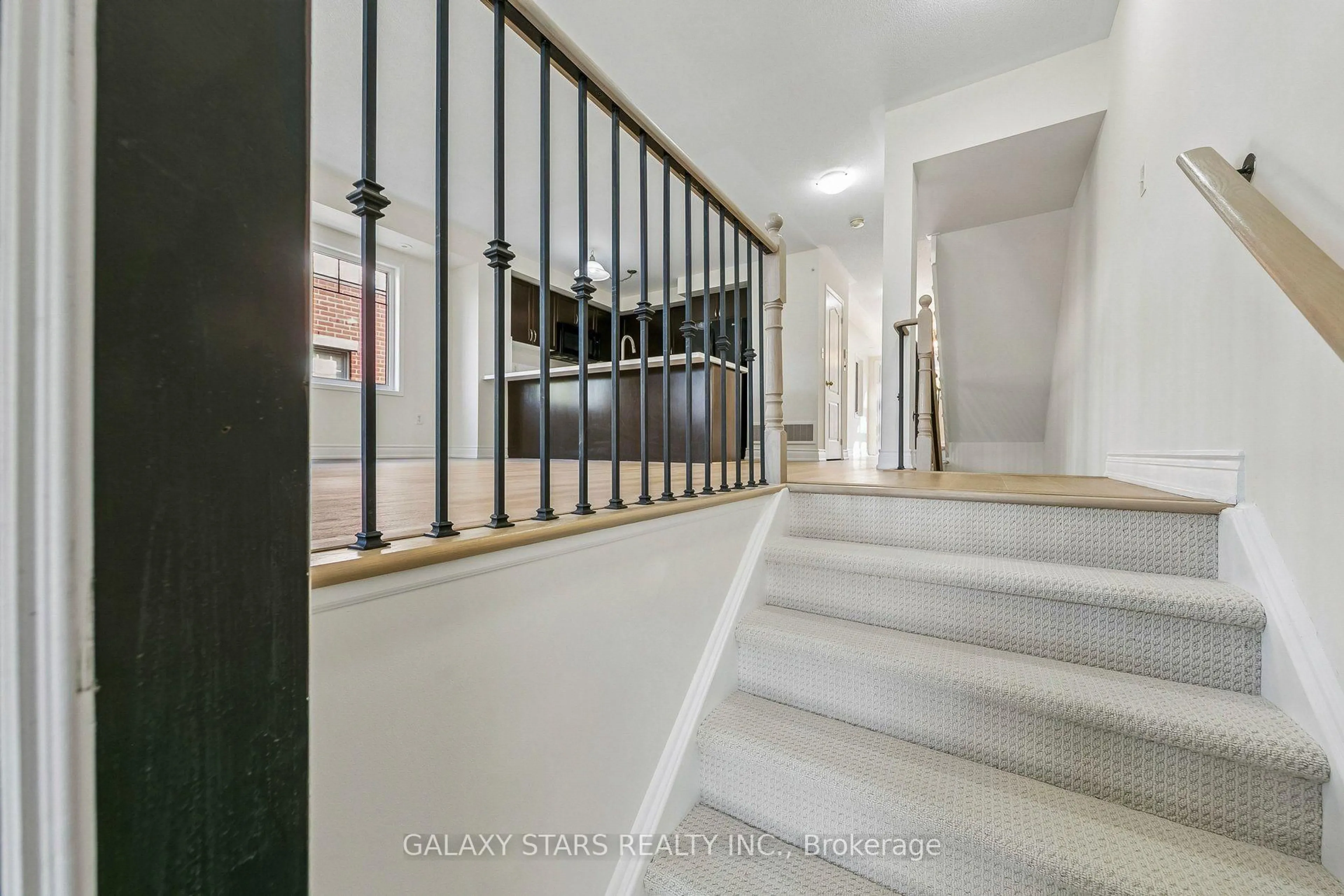 Indoor foyer for 5725 Tenth Line #16, Mississauga Ontario L5W 0P7
