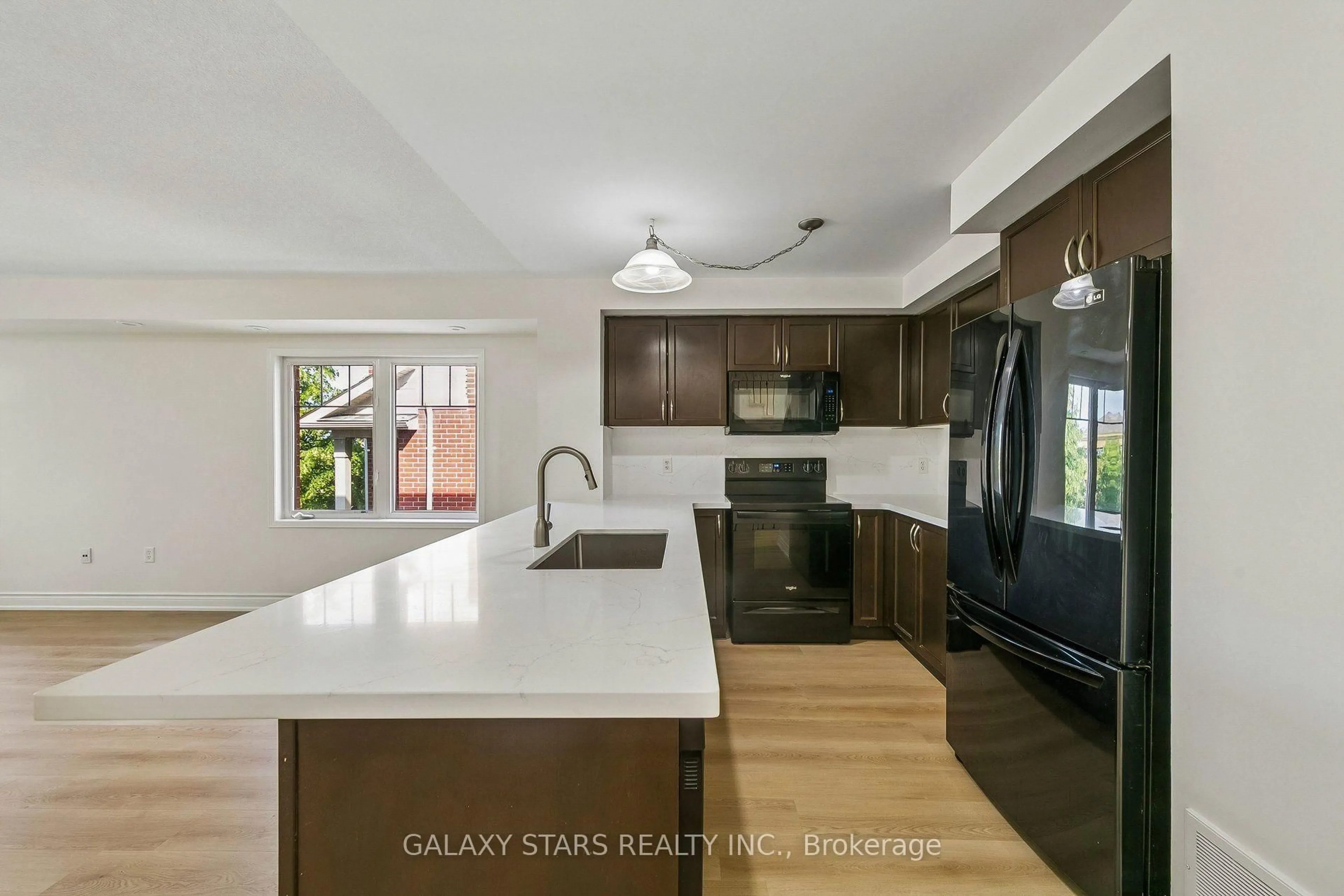 Open concept kitchen, ceramic/tile floor for 5725 Tenth Line #16, Mississauga Ontario L5W 0P7