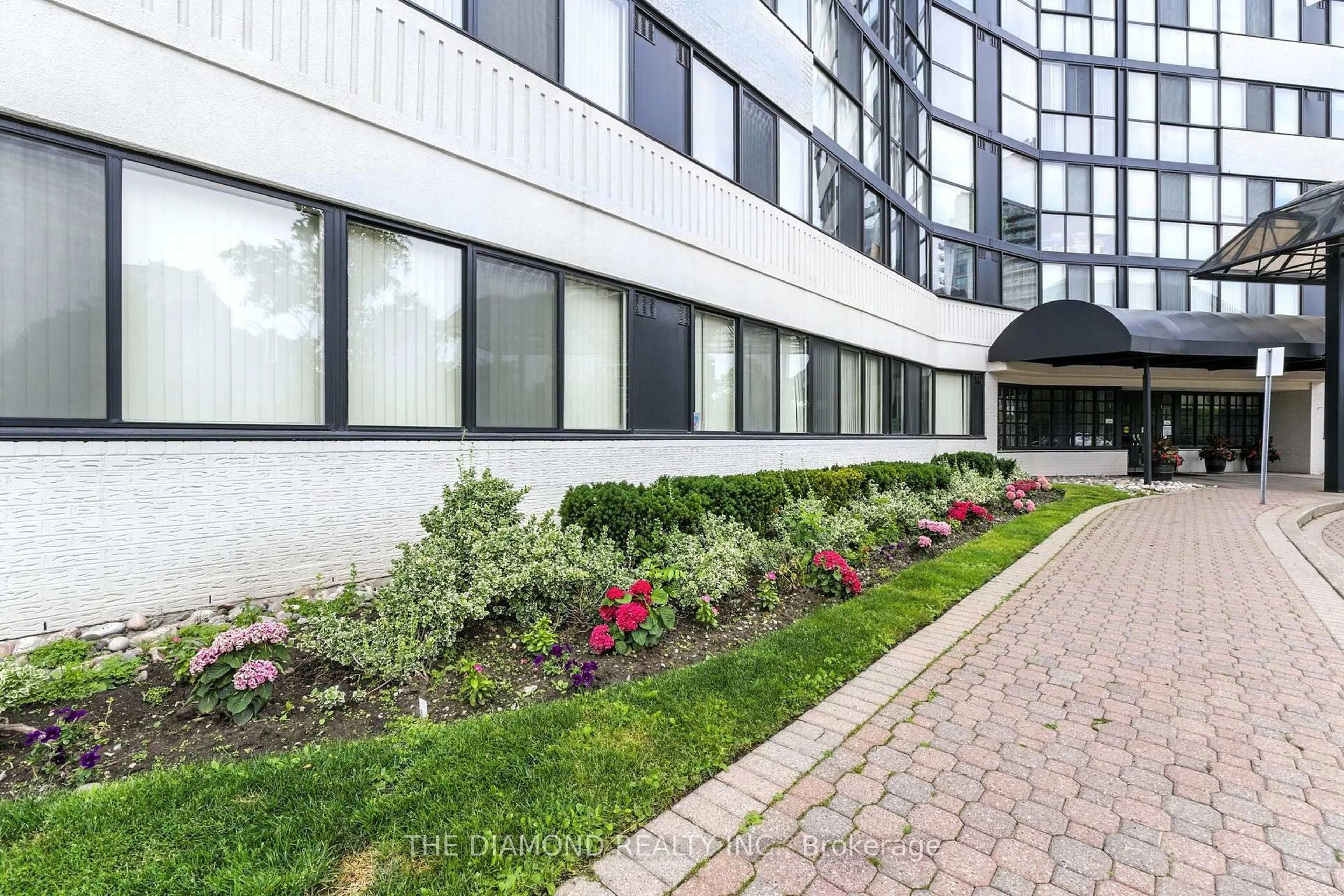 Patio, building for 1360 Rathburn Rd #1805, Mississauga Ontario L4W 4H4