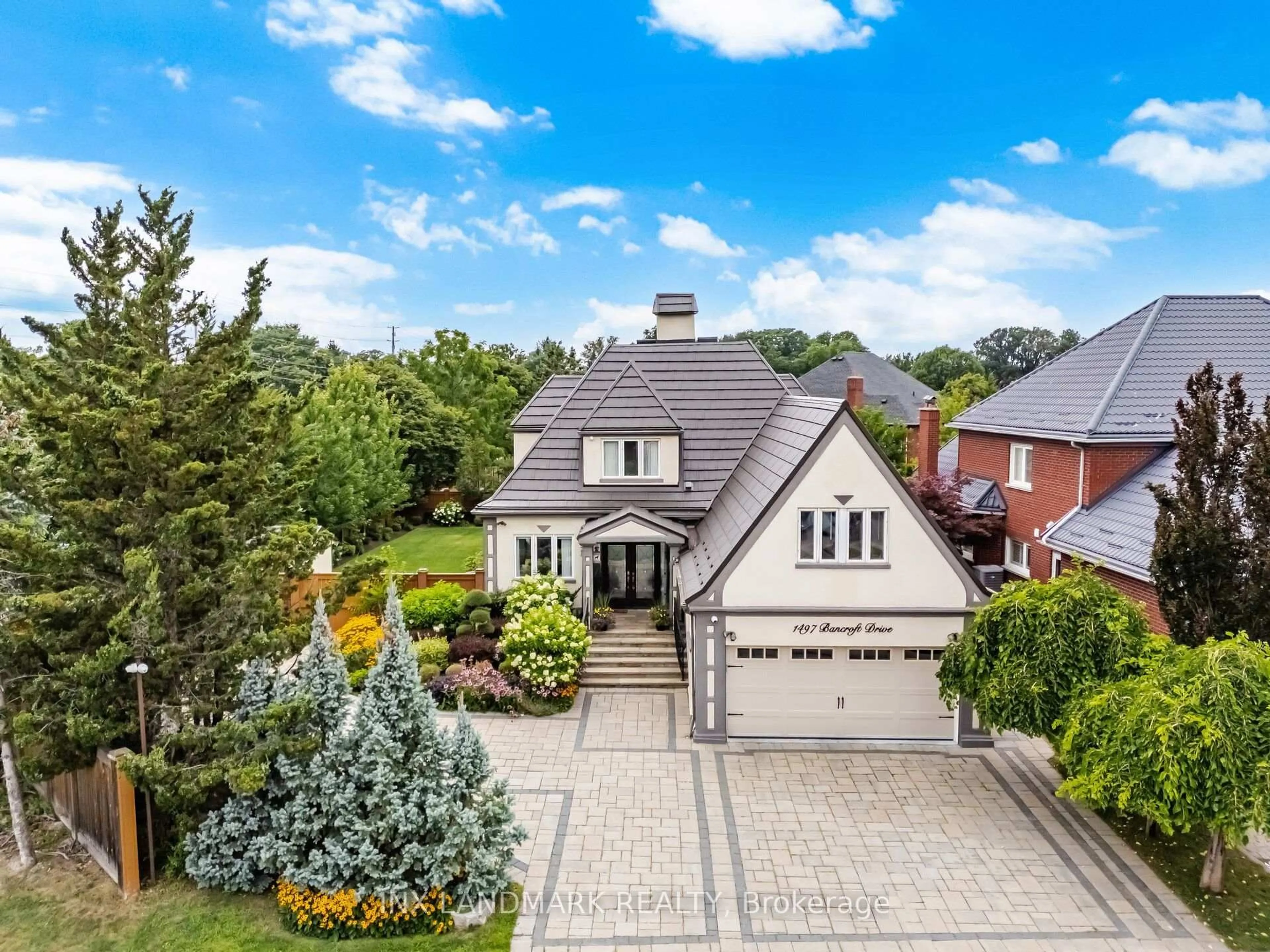 A pic from outside/outdoor area/front of a property/back of a property/a pic from drone, street for 1497 Bancroft Dr, Mississauga Ontario L5V 1M3