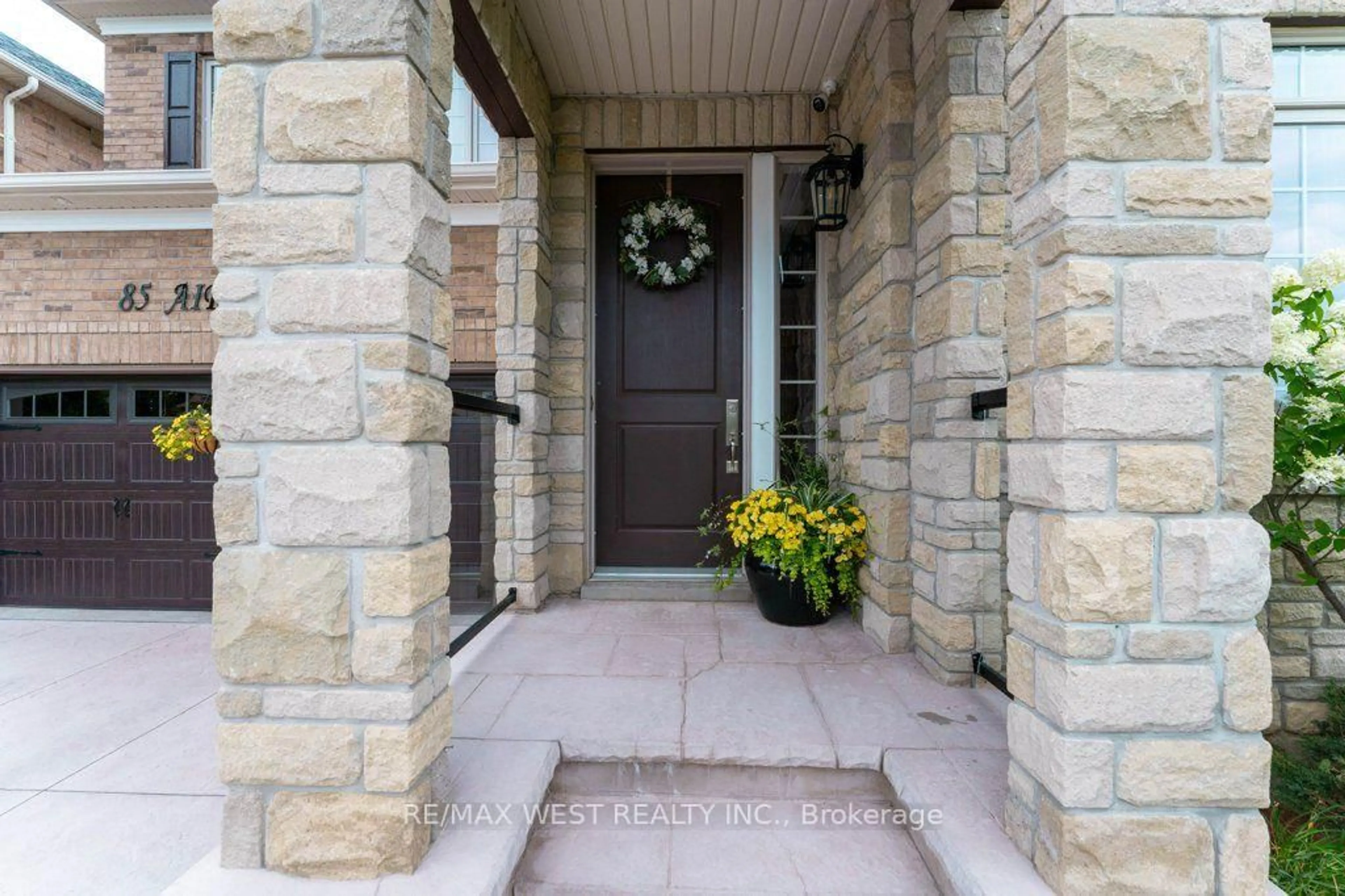 Indoor entryway for 85 Aird Crt, Milton Ontario L9T 8B6