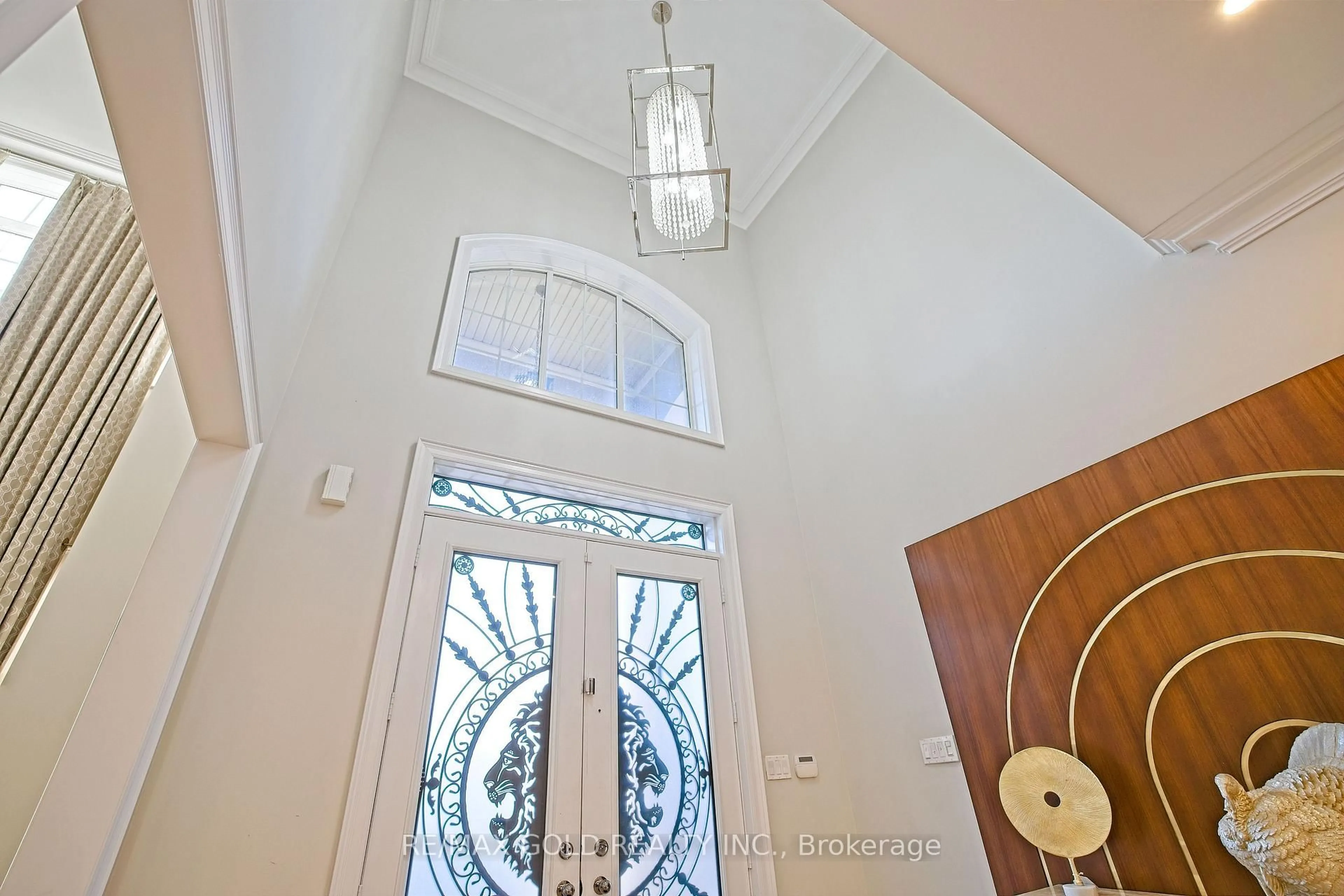 Indoor entryway for 9 Lauderhill Rd, Brampton Ontario L6P 2Z1