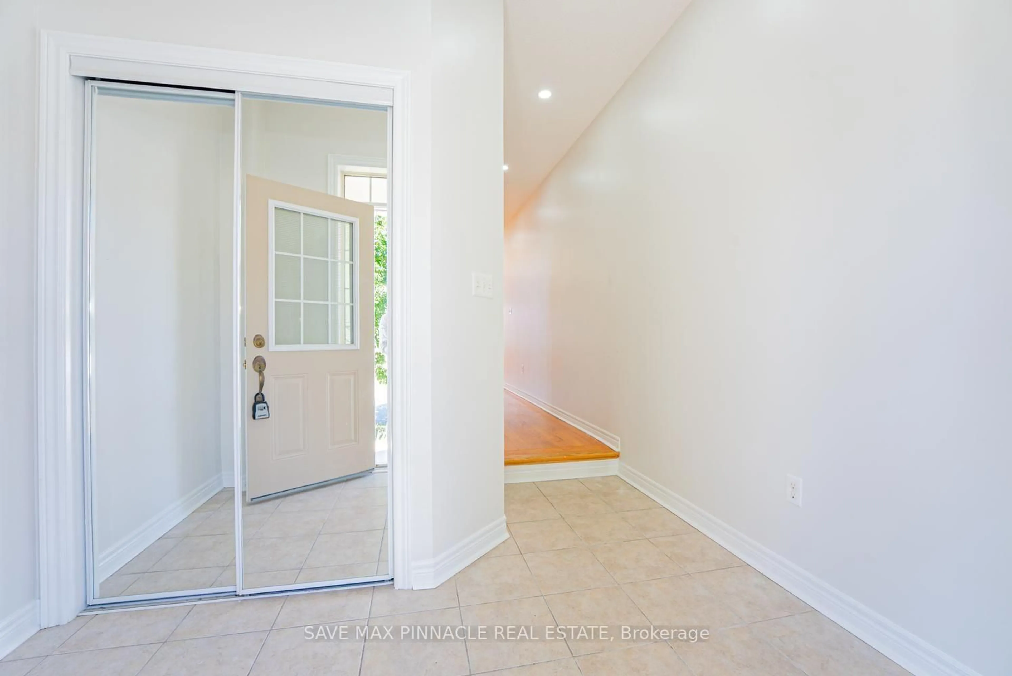 Indoor entryway for 16 Baby Pointe Tr, Brampton Ontario L7A 0W3