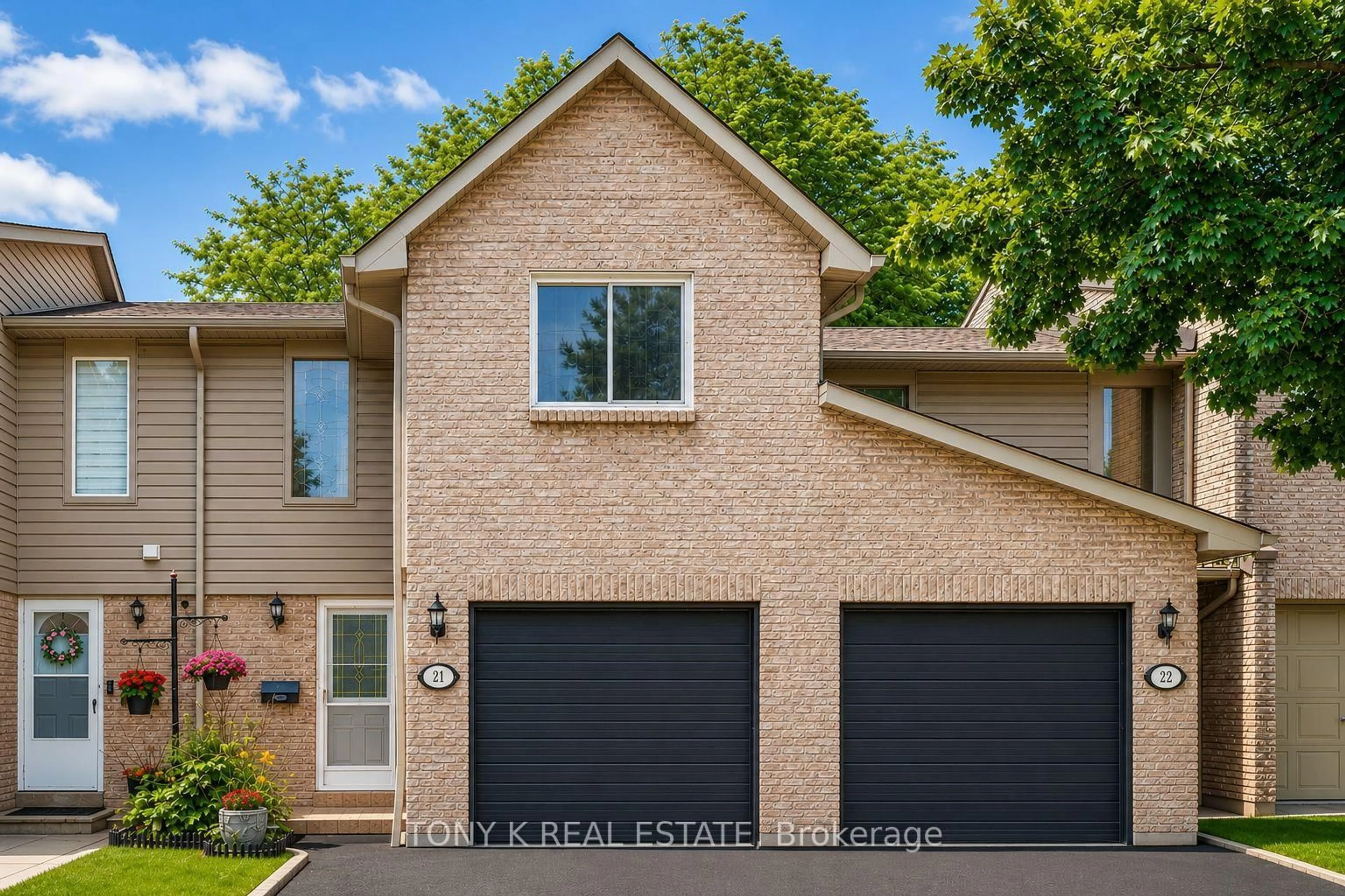 Home with brick exterior material, street for 2035 Asta Dr #21, Mississauga Ontario L5A 3Y2
