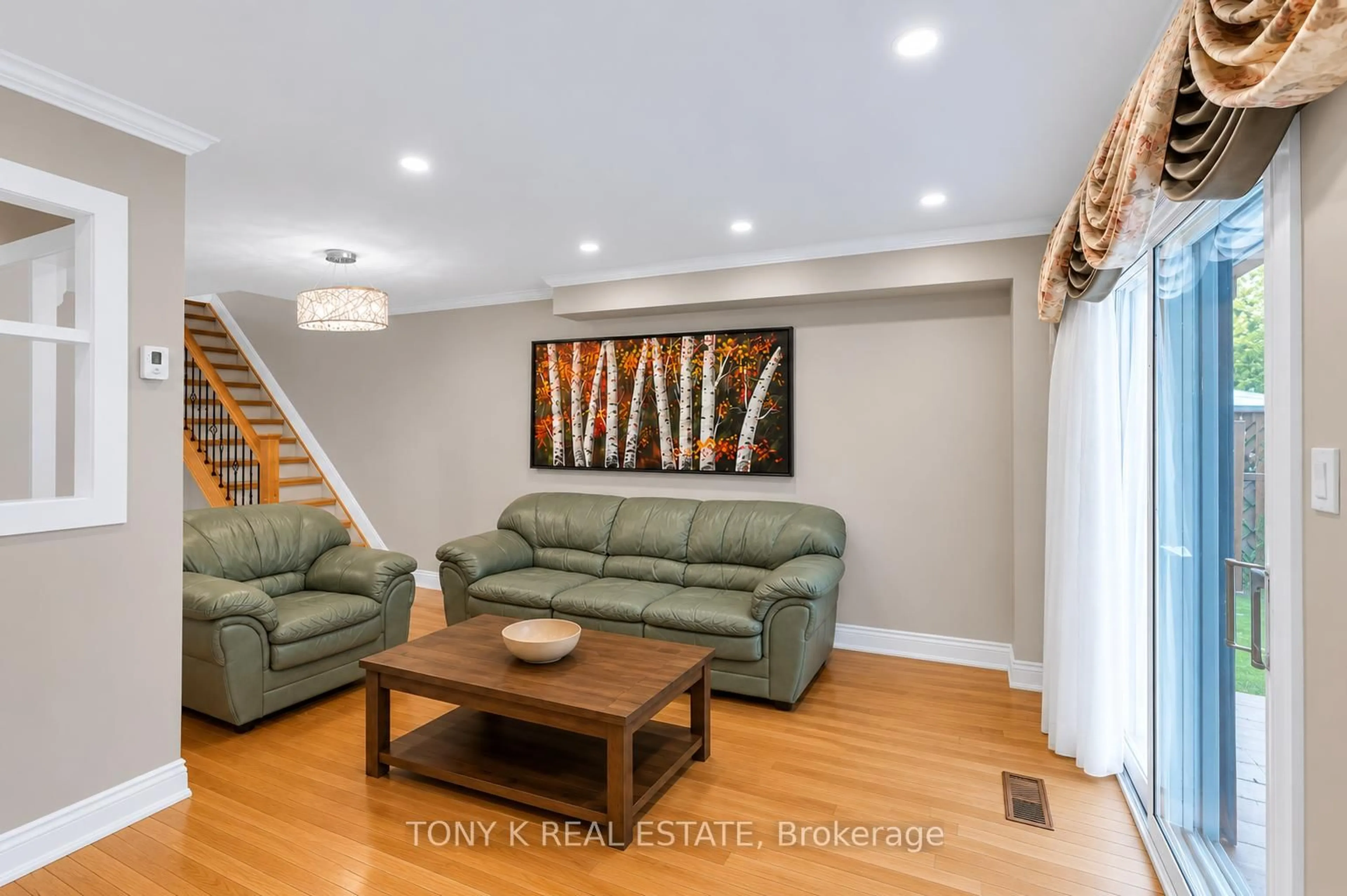 Living room with furniture, unknown for 2035 Asta Dr #21, Mississauga Ontario L5A 3Y2