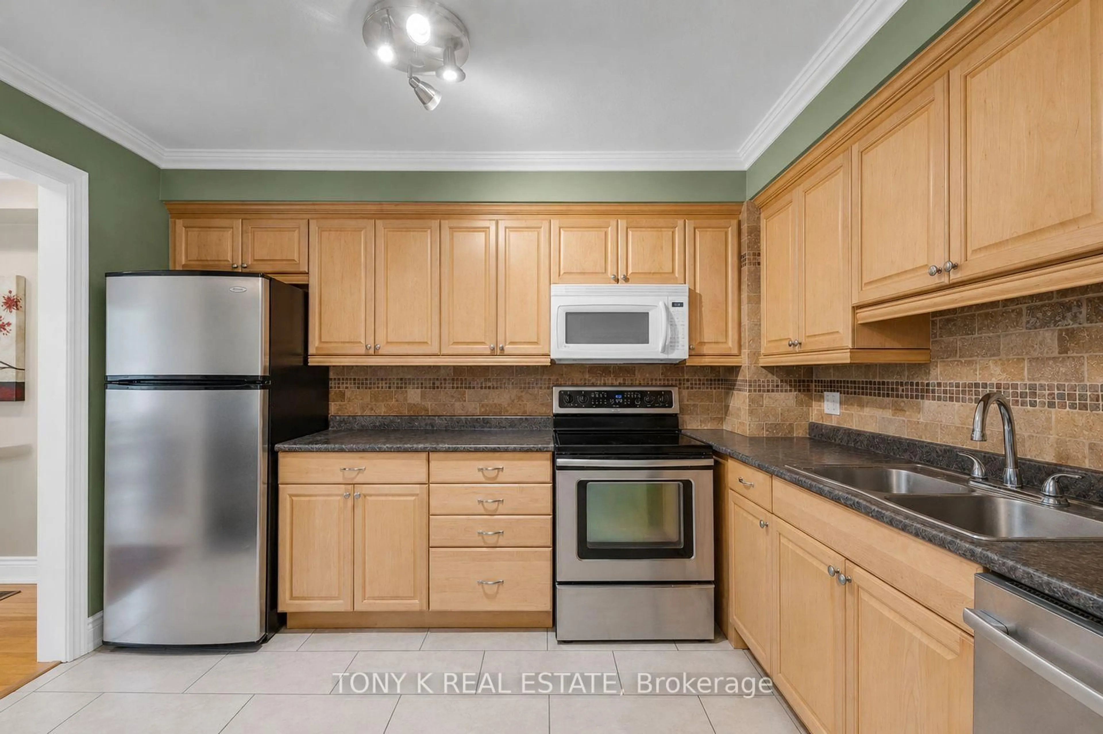 Standard kitchen, unknown for 2035 Asta Dr #21, Mississauga Ontario L5A 3Y2
