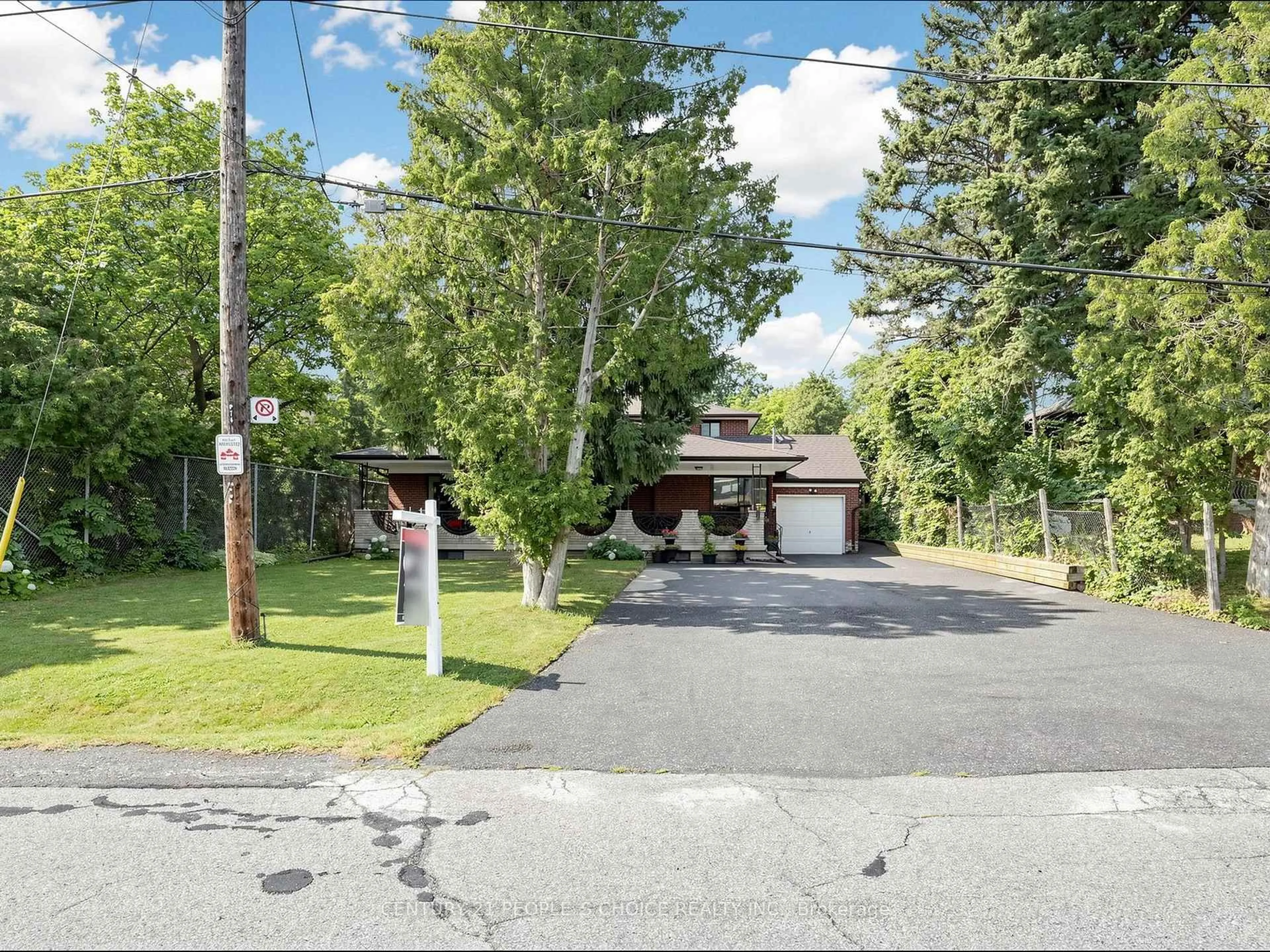 A pic from outside/outdoor area/front of a property/back of a property/a pic from drone, street for 76 Westona St, Toronto Ontario M9P 2Y3