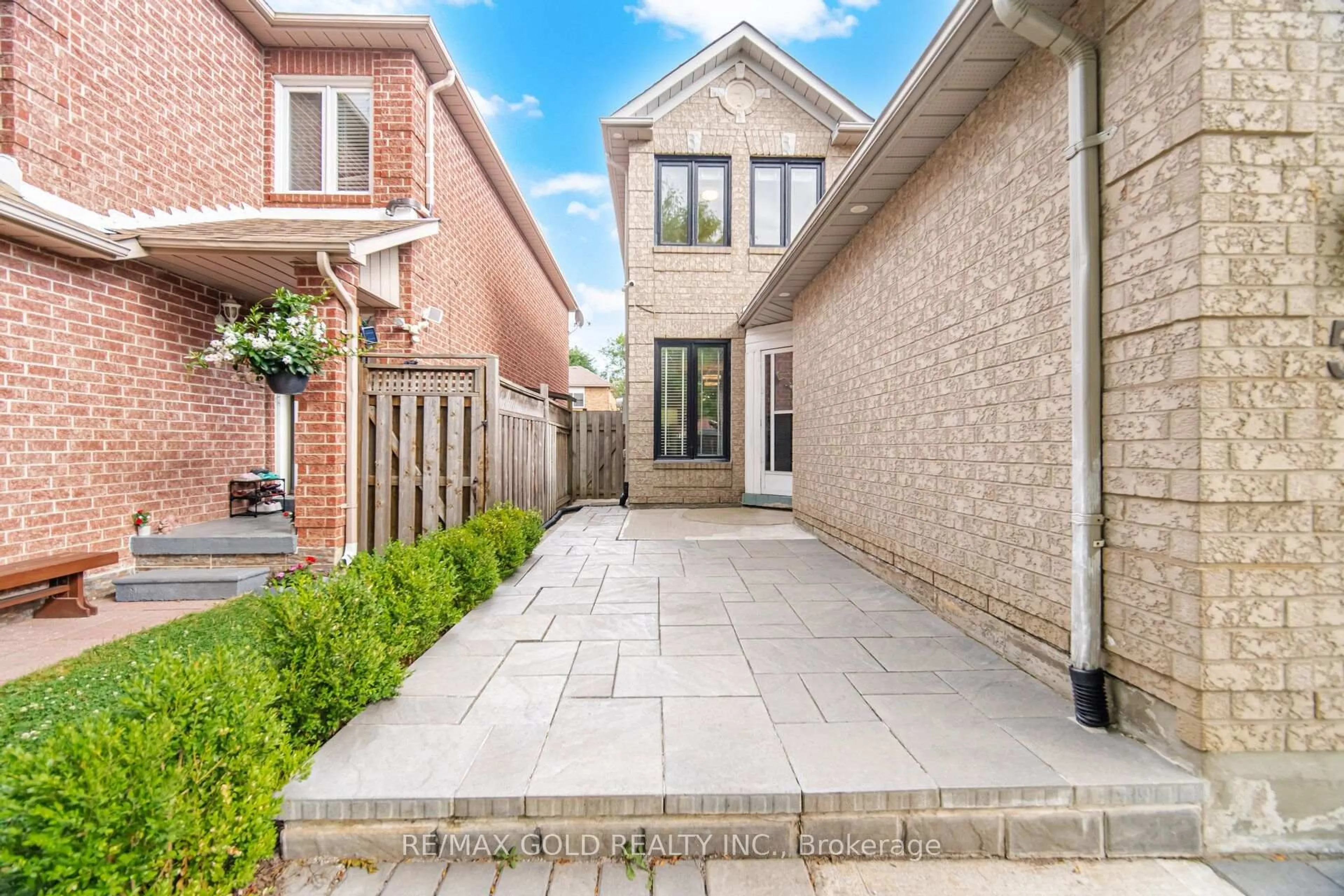 Home with brick exterior material, street for 53 Cedarwood Cres, Brampton Ontario L6X 4J9