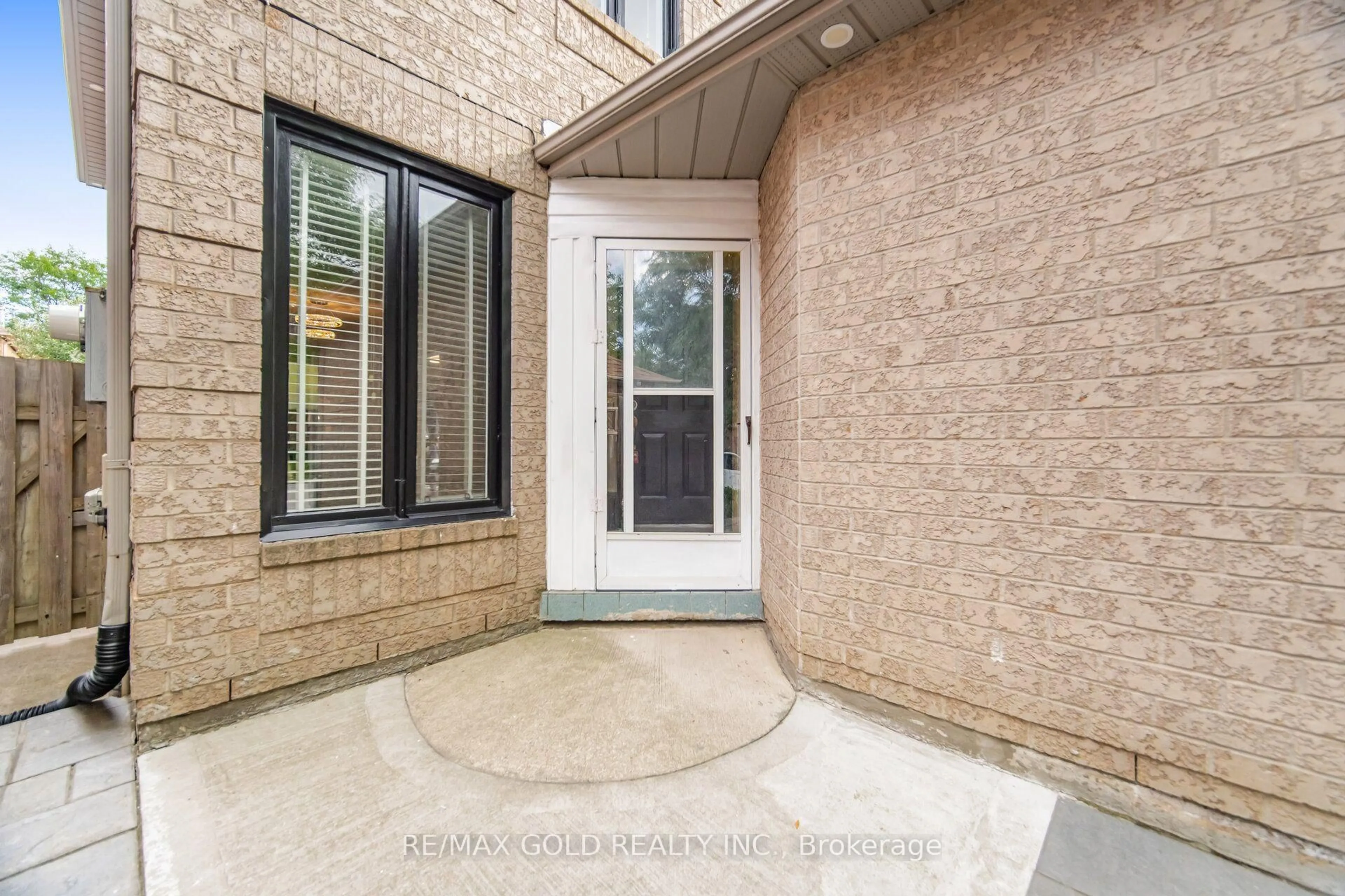 Indoor entryway for 53 Cedarwood Cres, Brampton Ontario L6X 4J9