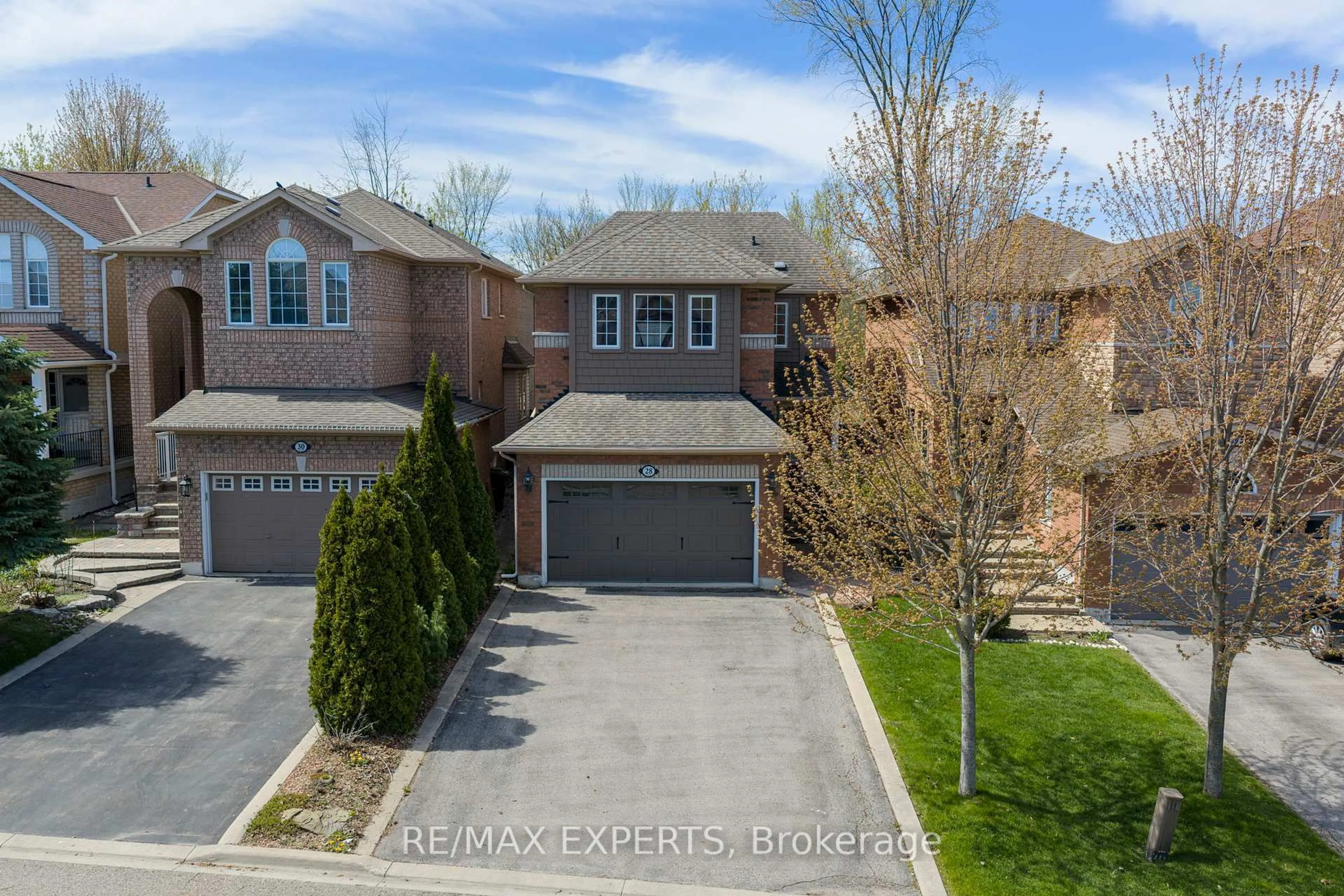 A pic from outside/outdoor area/front of a property/back of a property/a pic from drone, street for 28 Crestridge Dr, Caledon Ontario L7E 2T7