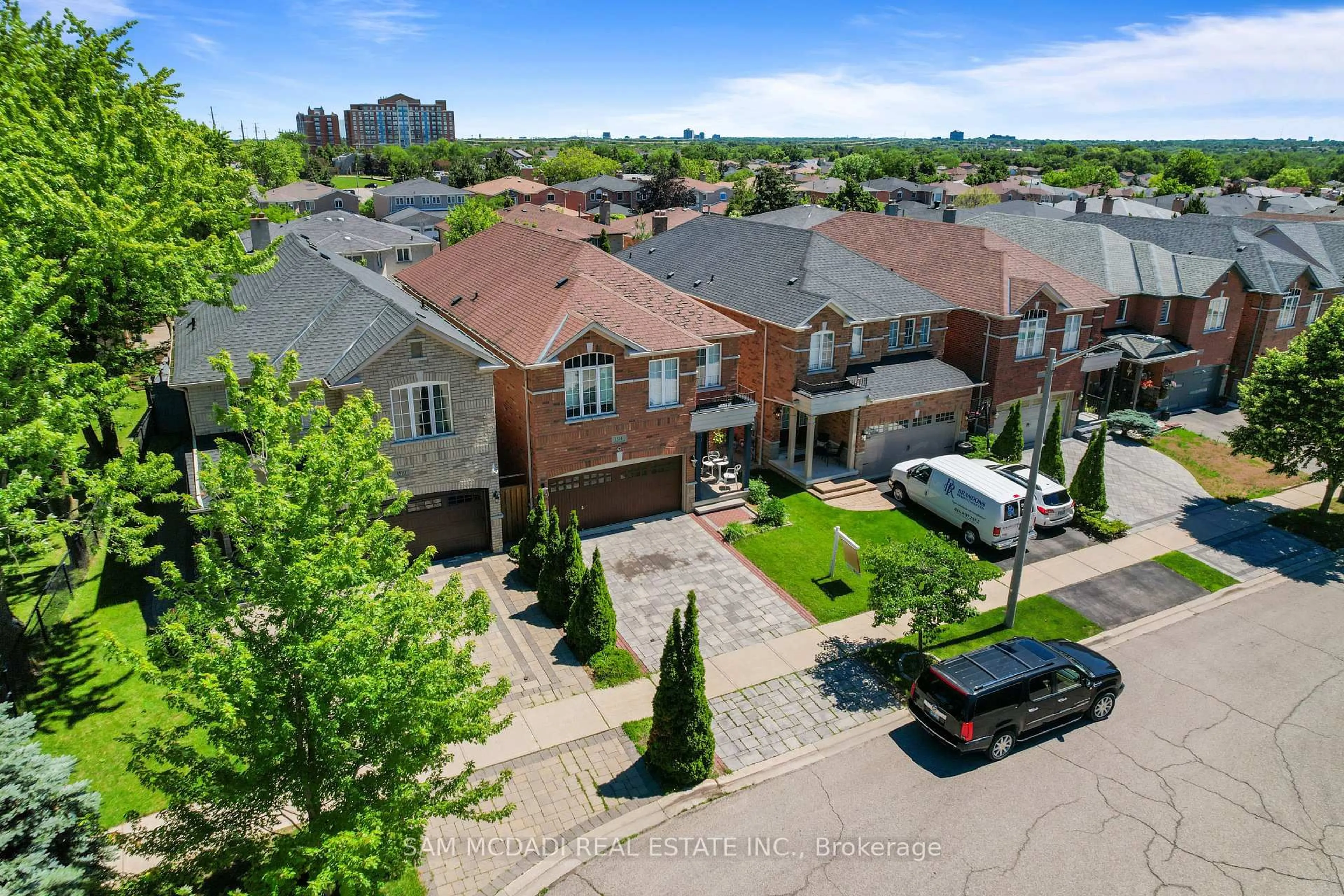 A pic from outside/outdoor area/front of a property/back of a property/a pic from drone, street for 1514 Portsmouth Pl, Mississauga Ontario L5M 7W1