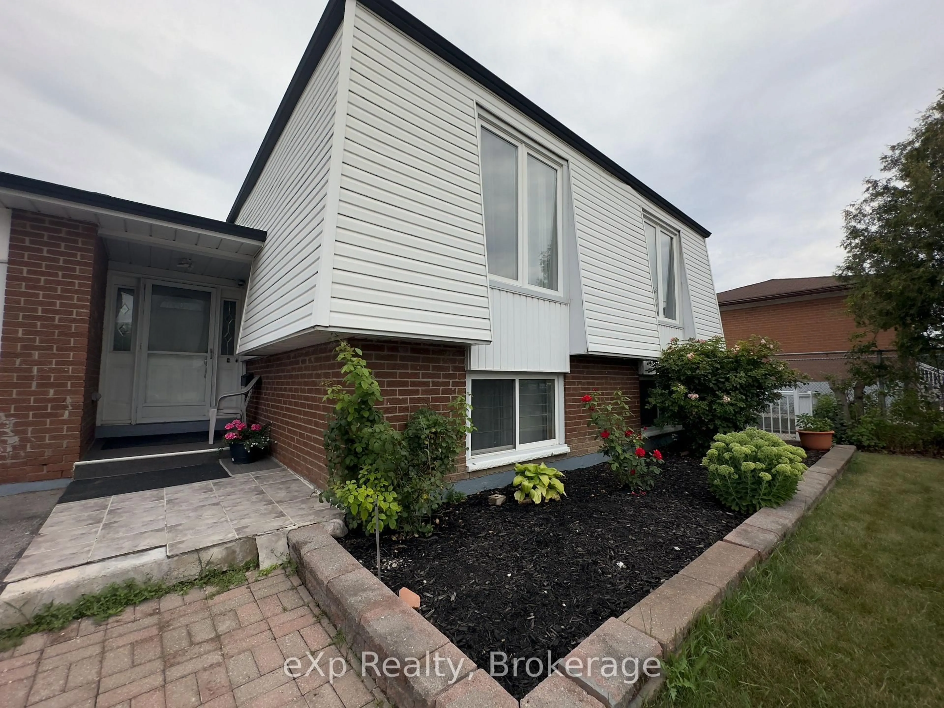 Home with brick exterior material, street for 7601 Lockington Cres, Mississauga Ontario L4T 2V6