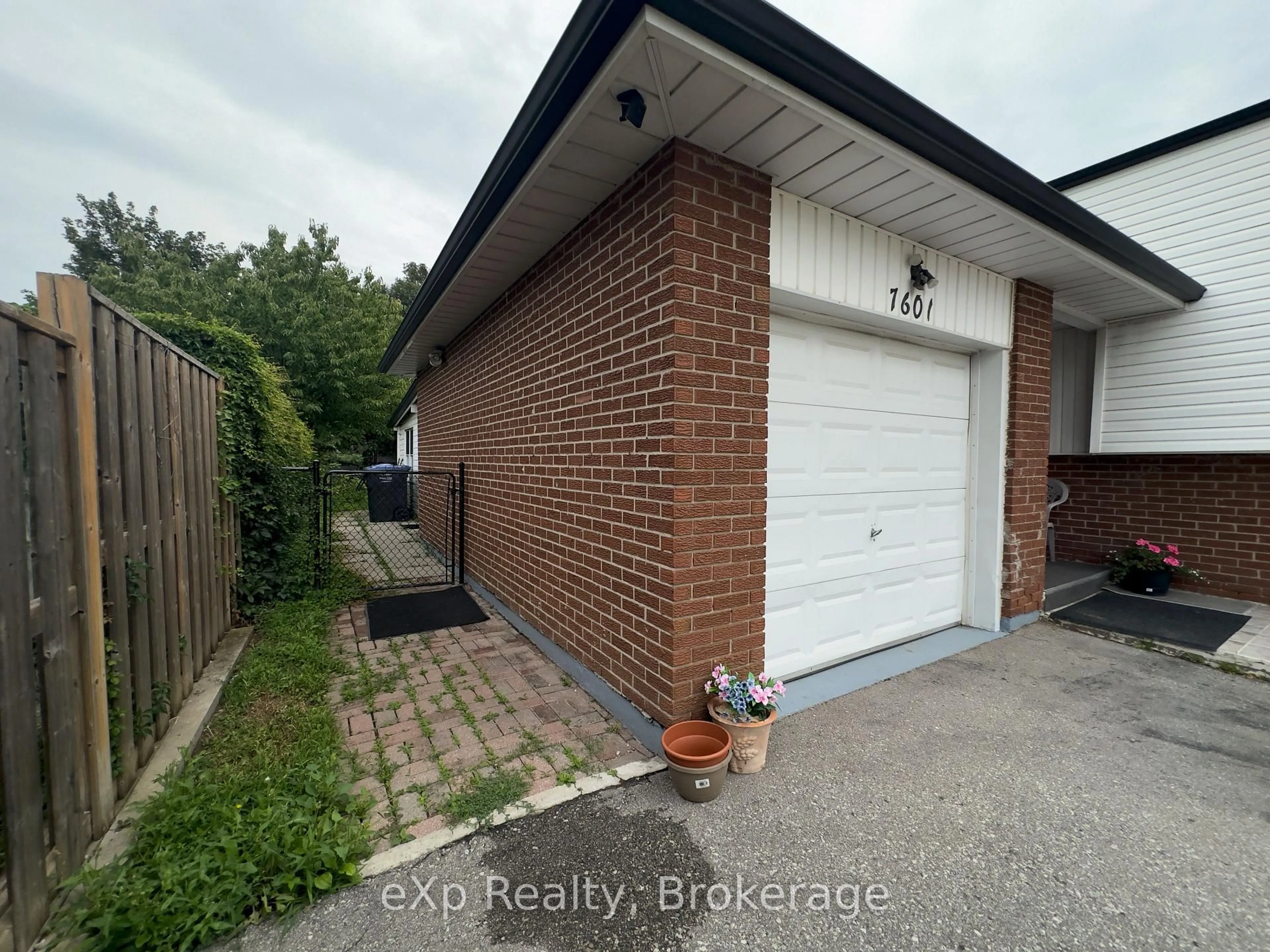 Home with brick exterior material, street for 7601 Lockington Cres, Mississauga Ontario L4T 2V6