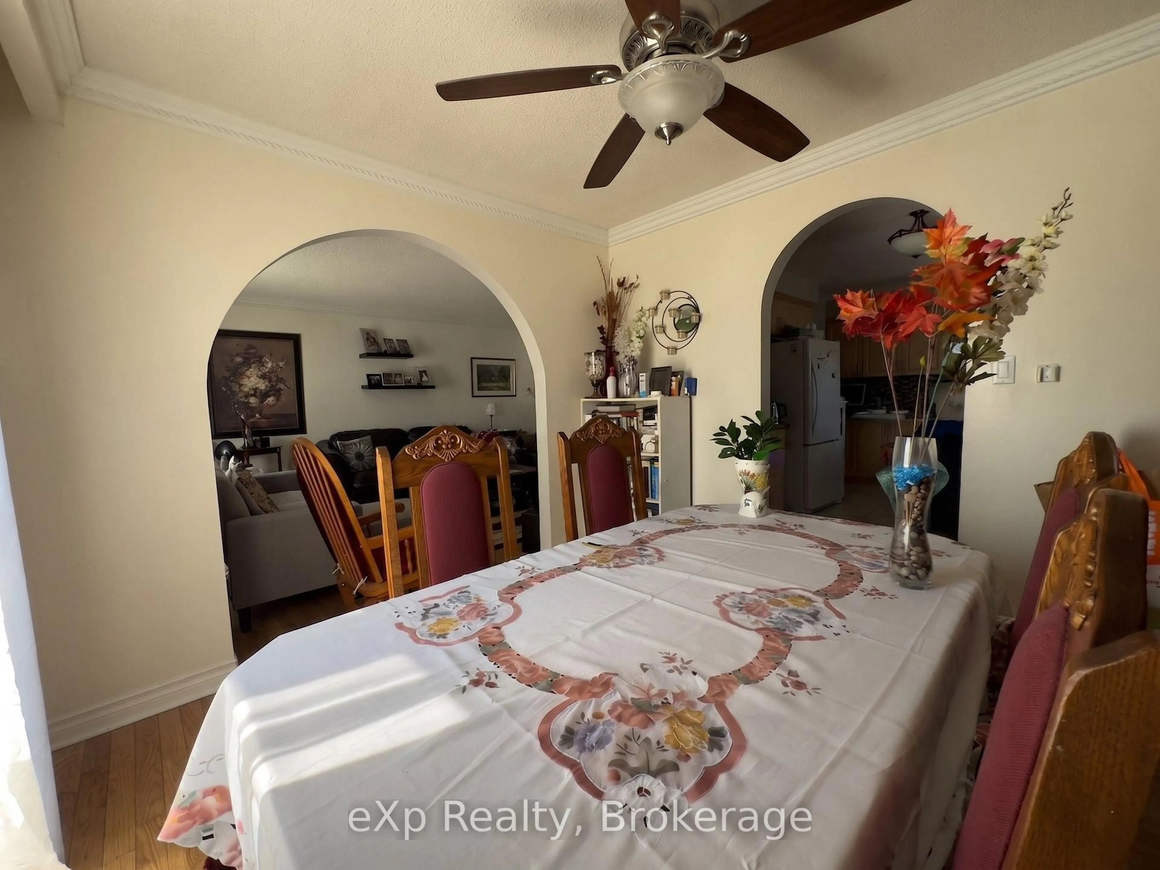 Dining room, ceramic/tile floor for 7601 Lockington Cres, Mississauga Ontario L4T 2V6