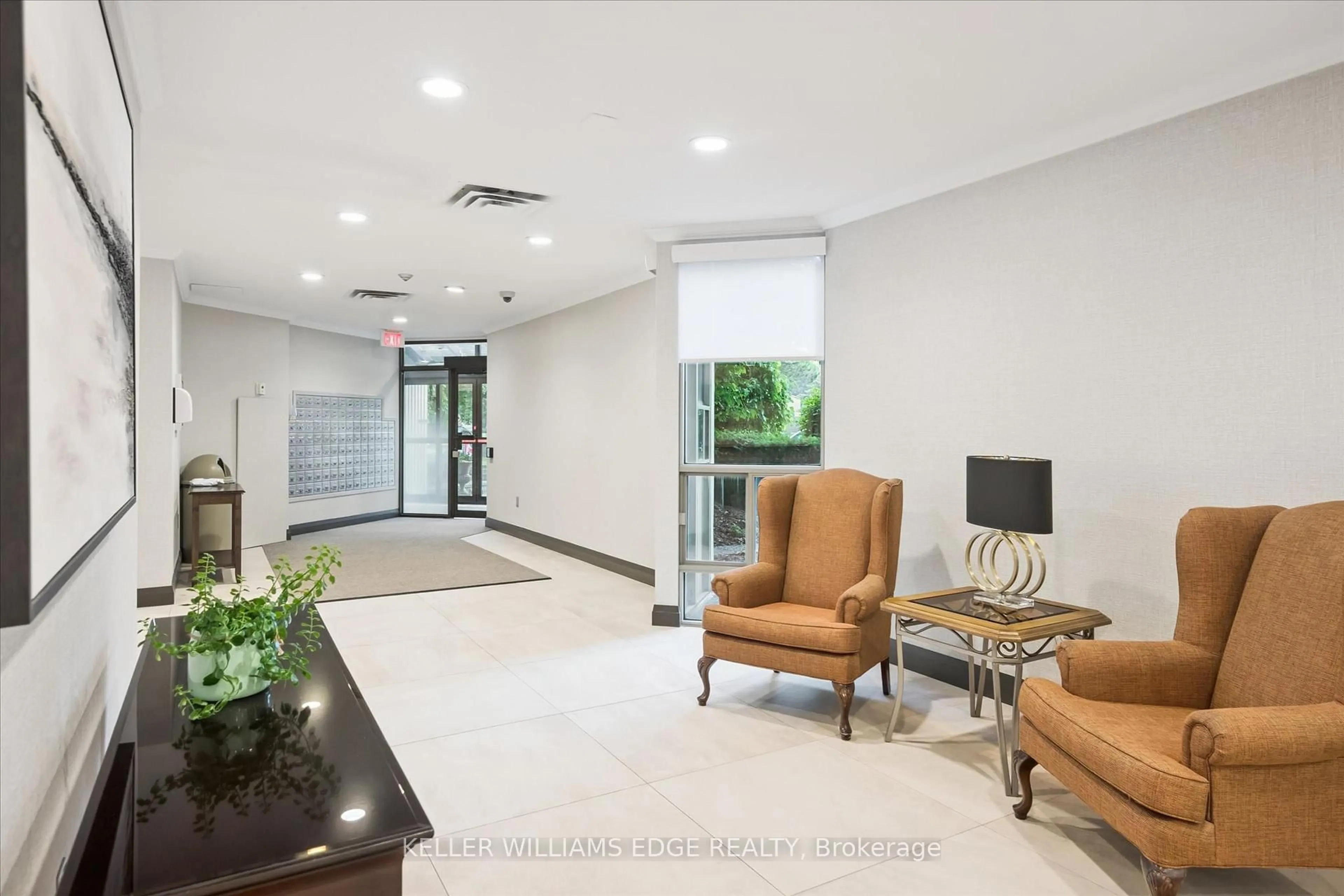 Indoor foyer for 5080 Pinedale Ave #1105, Burlington Ontario L5L 5V7