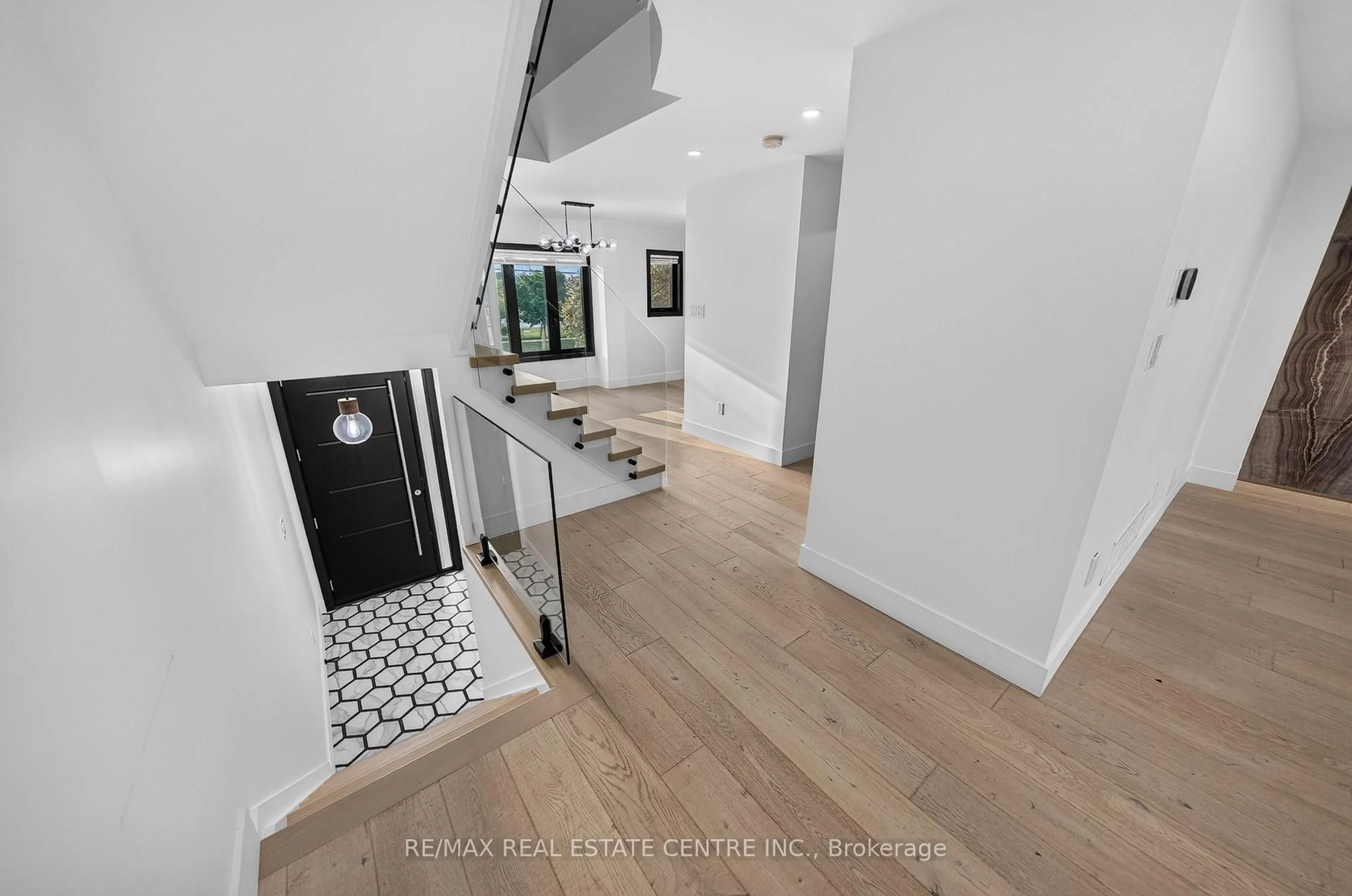 Indoor entryway for 5090 Fairview St #50, Burlington Ontario L7L 7H5