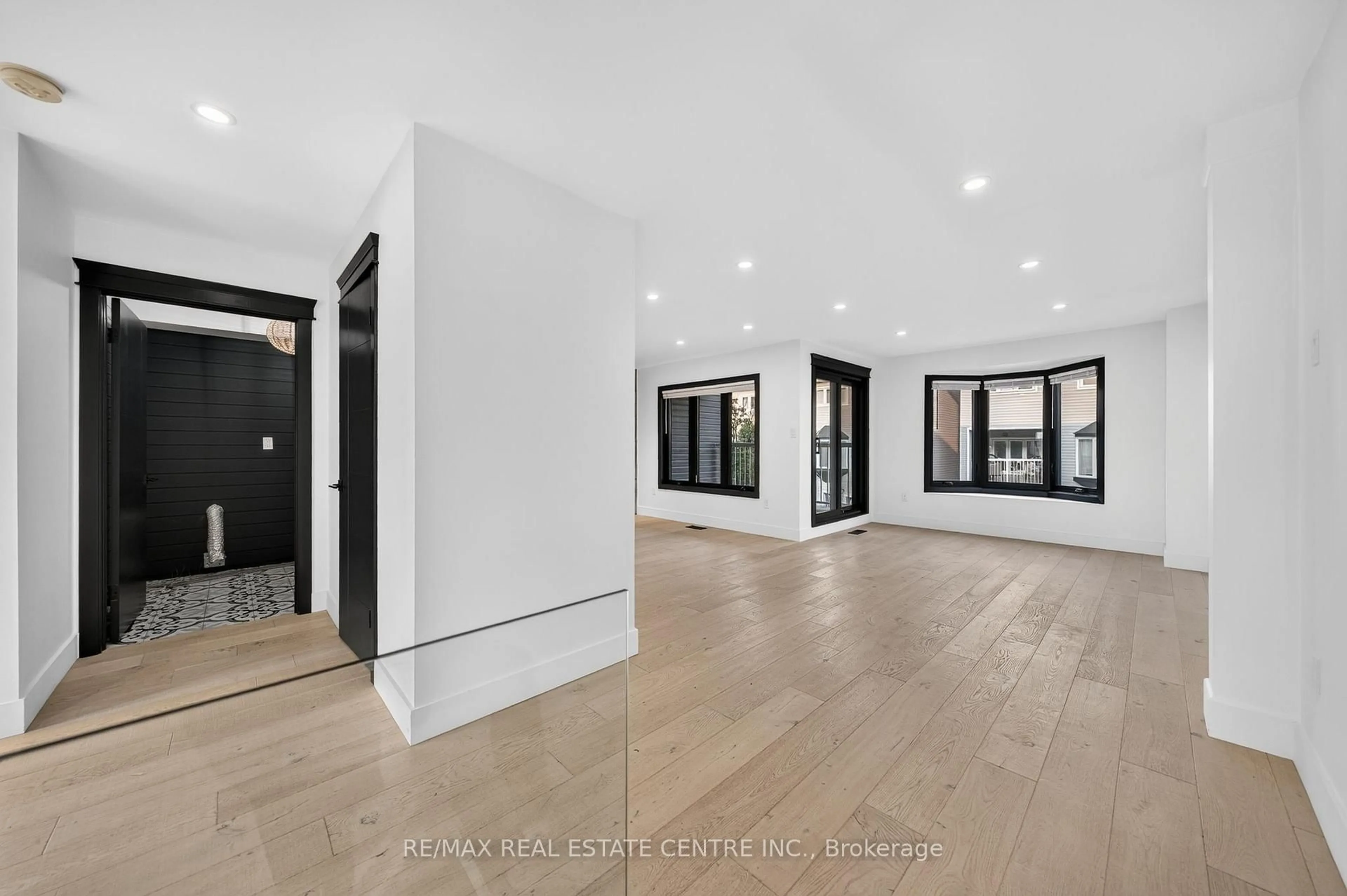 Indoor entryway for 5090 Fairview St #50, Burlington Ontario L7L 7H5