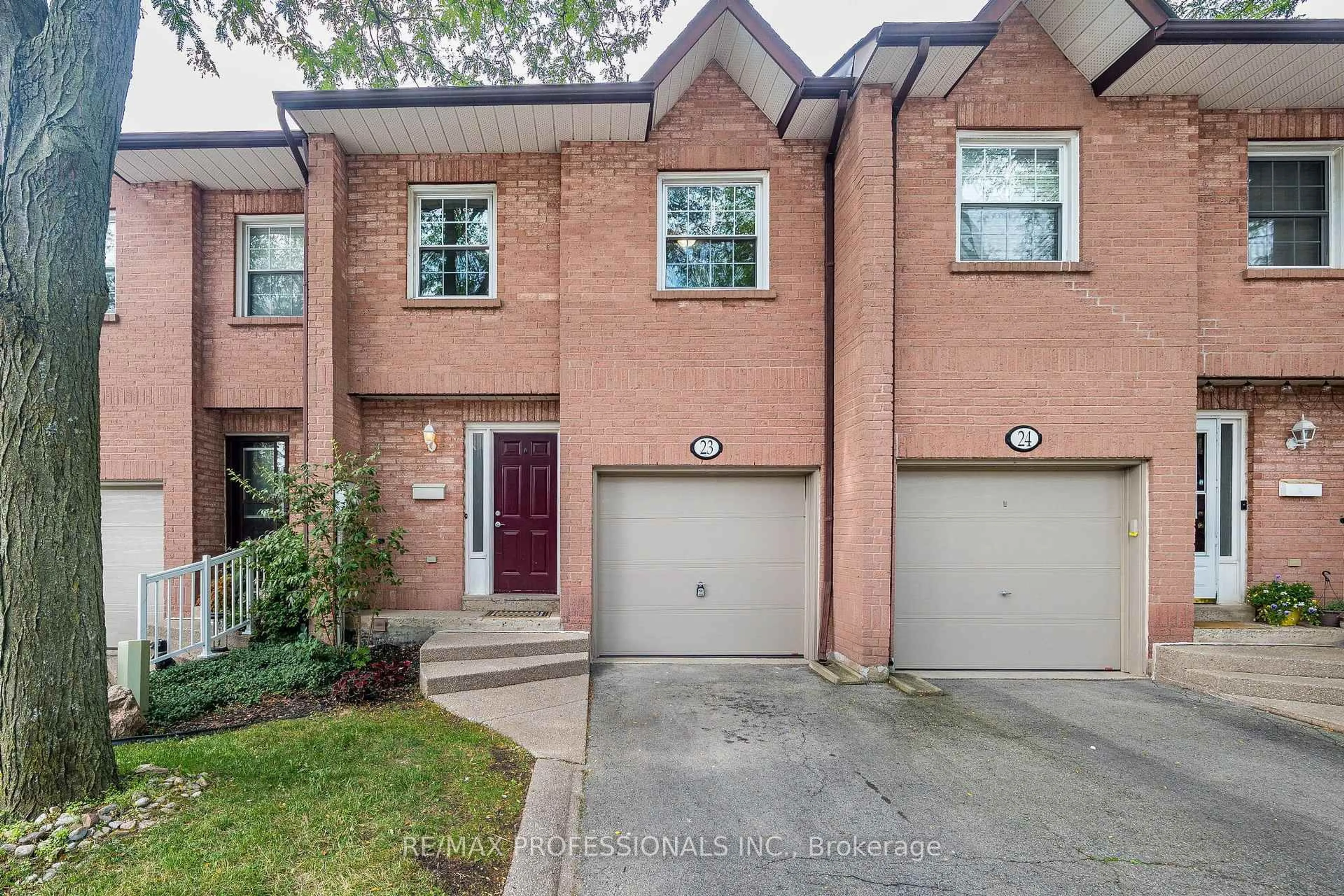Home with brick exterior material, street for 2004 Glenada Cres #23, Oakville Ontario L6H 5P5