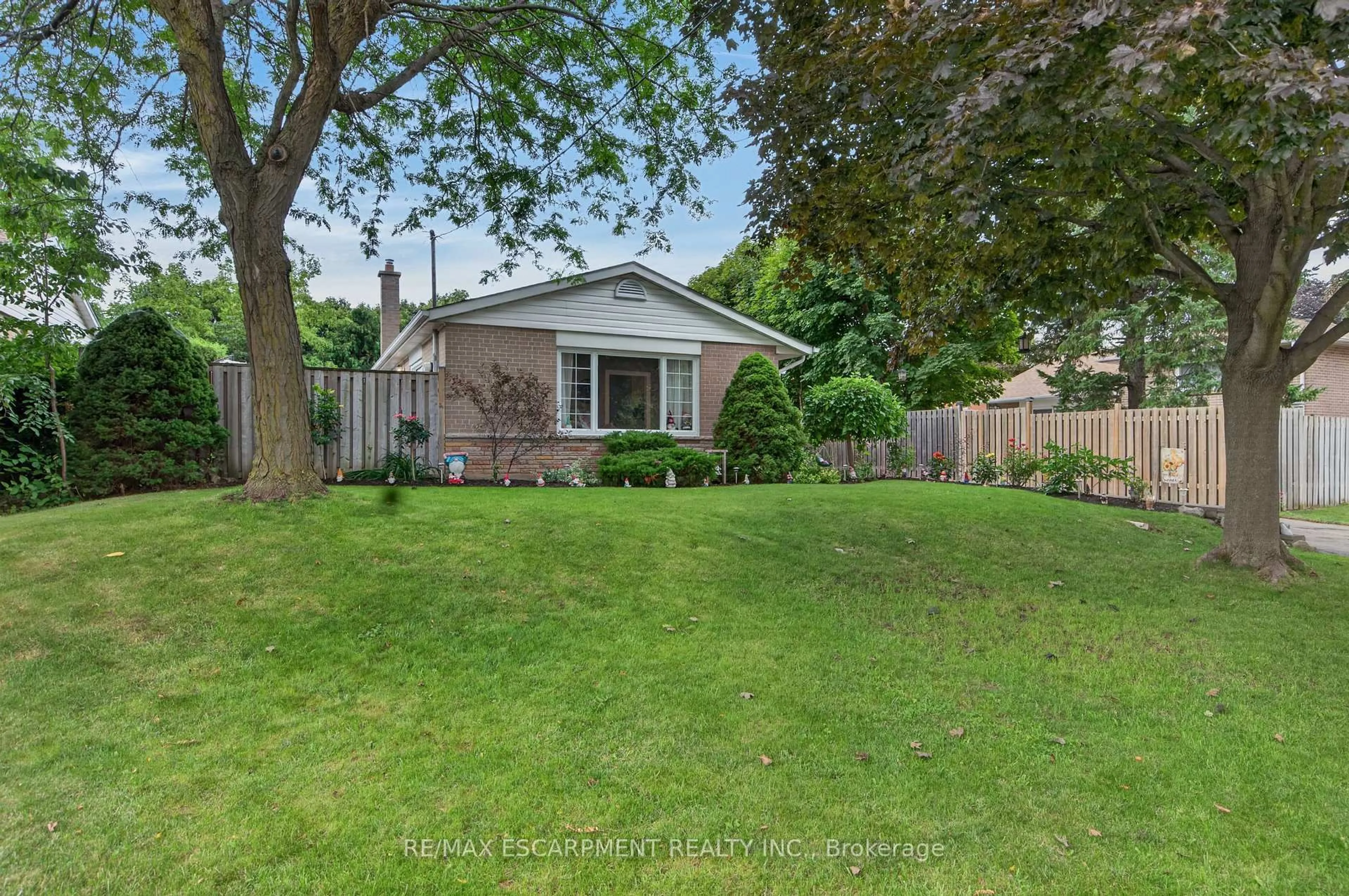 Unknown for 3 Cumbrian Crt, Brampton Ontario L6X 2J7