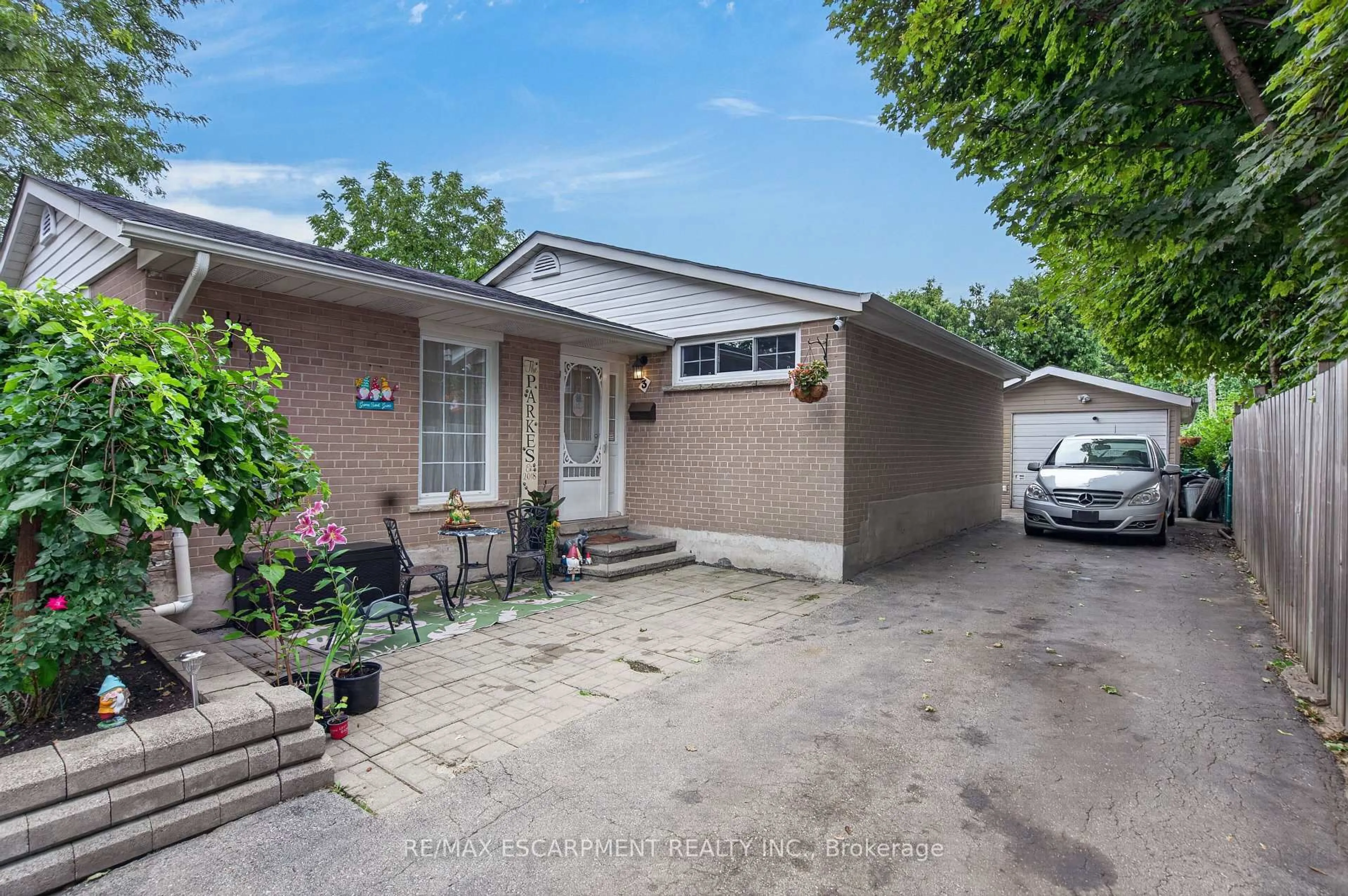 Unknown for 3 Cumbrian Crt, Brampton Ontario L6X 2J7