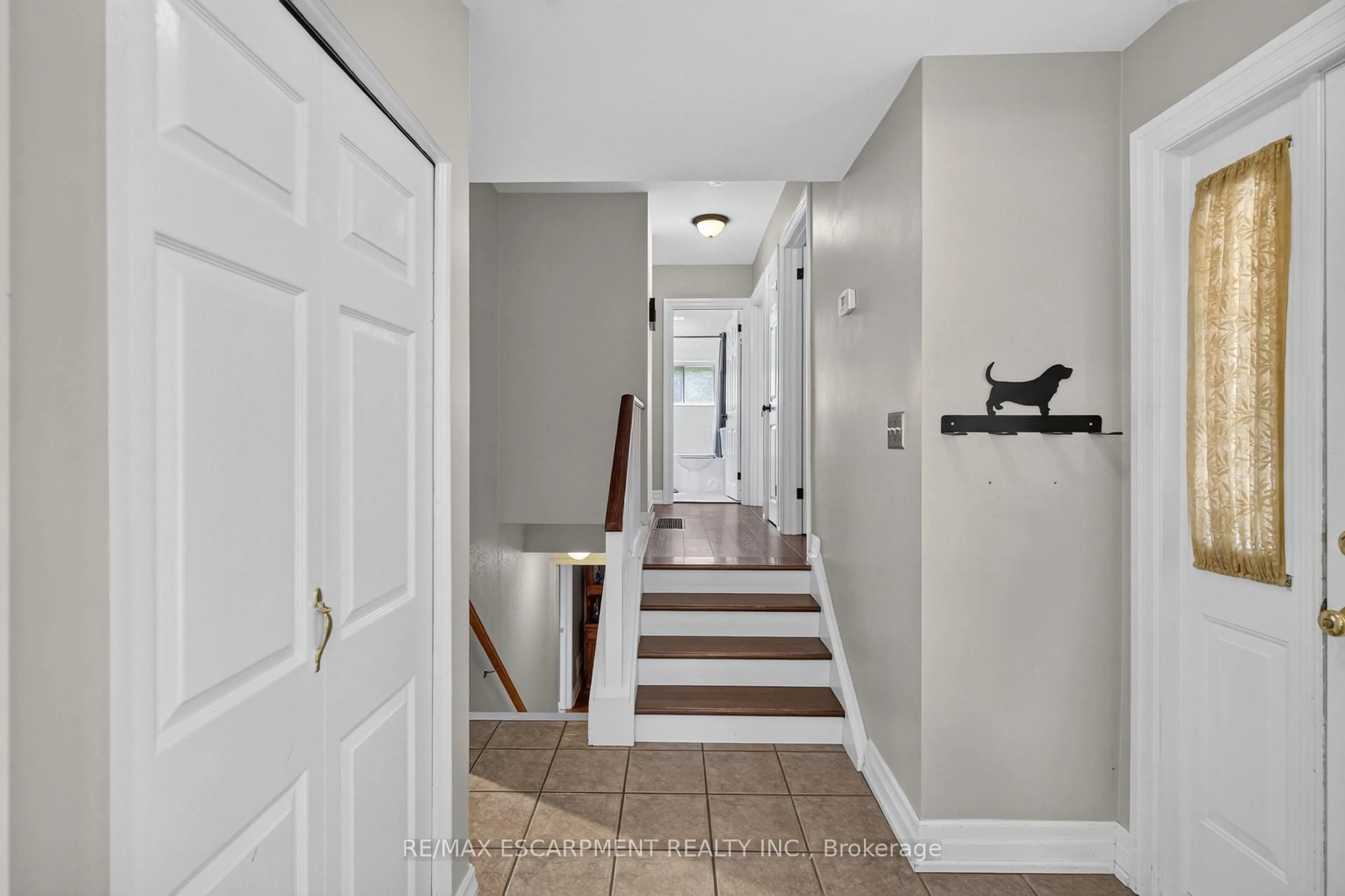 Indoor entryway for 3 Cumbrian Crt, Brampton Ontario L6X 2J7