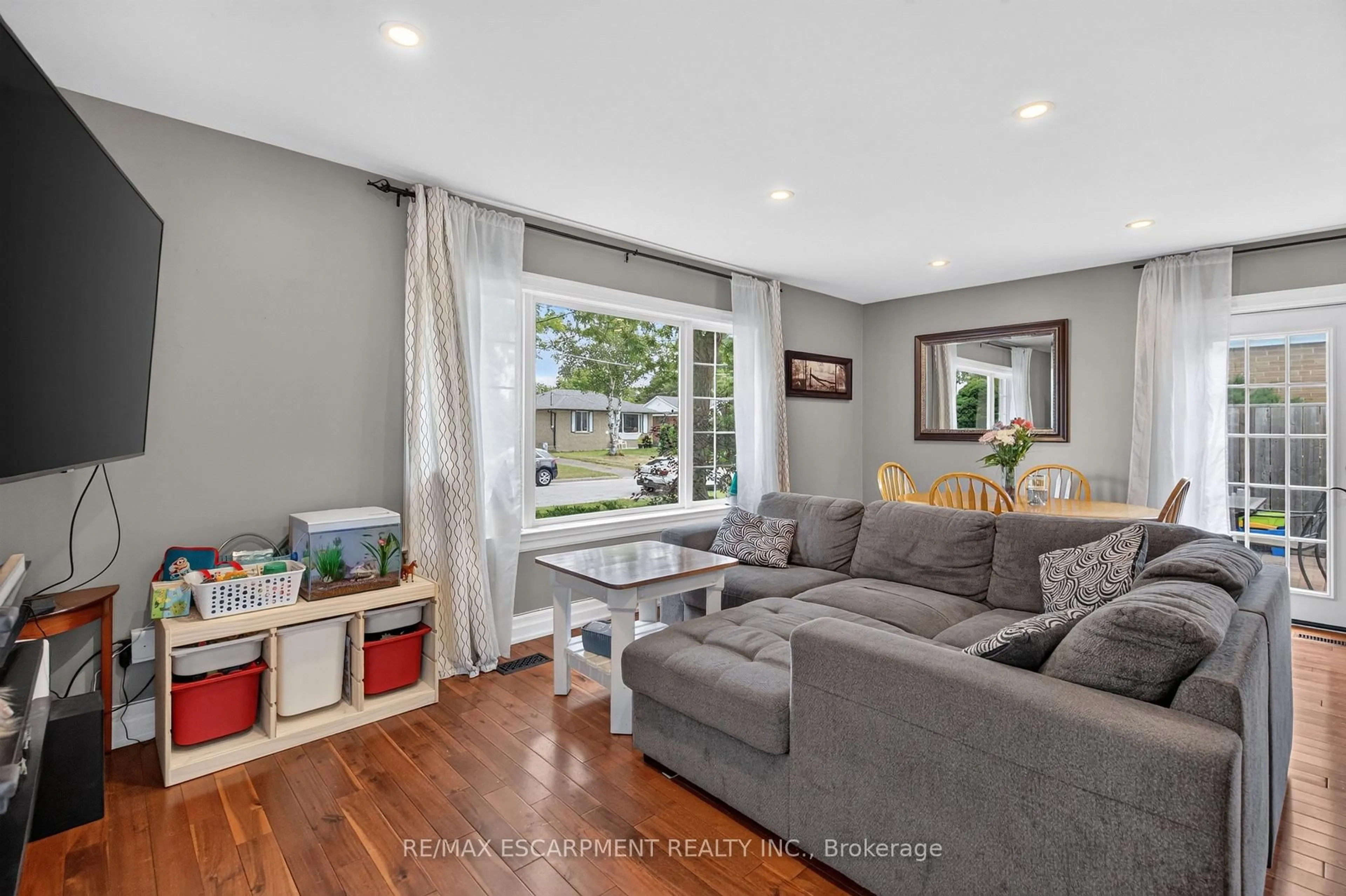 Living room with furniture, wood/laminate floor for 3 Cumbrian Crt, Brampton Ontario L6X 2J7